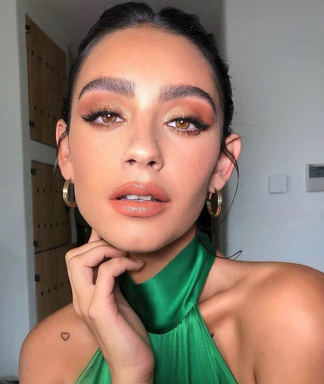 シャーロット・ティルベリーさんのインスタグラム写真 - (シャーロット・ティルベリーInstagram)「Darlings, here is your Saturday night MAKEUP INSPIRATION! I love this makeup on the gorgeous @carla_guetta by @sofiaschwarzkopftilbury in Ibiza!! 💫👁️🌟💋 #GetTheLook: 🌟COMPLEXION 🌟 Magic Cream Hollywood Flawless Filter shade 3 Light Wonder Foundation shade 7 Magic Away shade 6 Airbrush Flawless Finish powder shade 2 Glowgasm Face Palette in Lovegasm 👁️ EYES 👁️ The Icons palette Classic Brown Eye Pencil Barbarella Brown eye liner Full Fat Lashes Mascara 💋LIPS 💋 Hot Gossip Lip Cheat & Stoned Rose Lipstick」6月15日 23時14分 - charlottetilbury