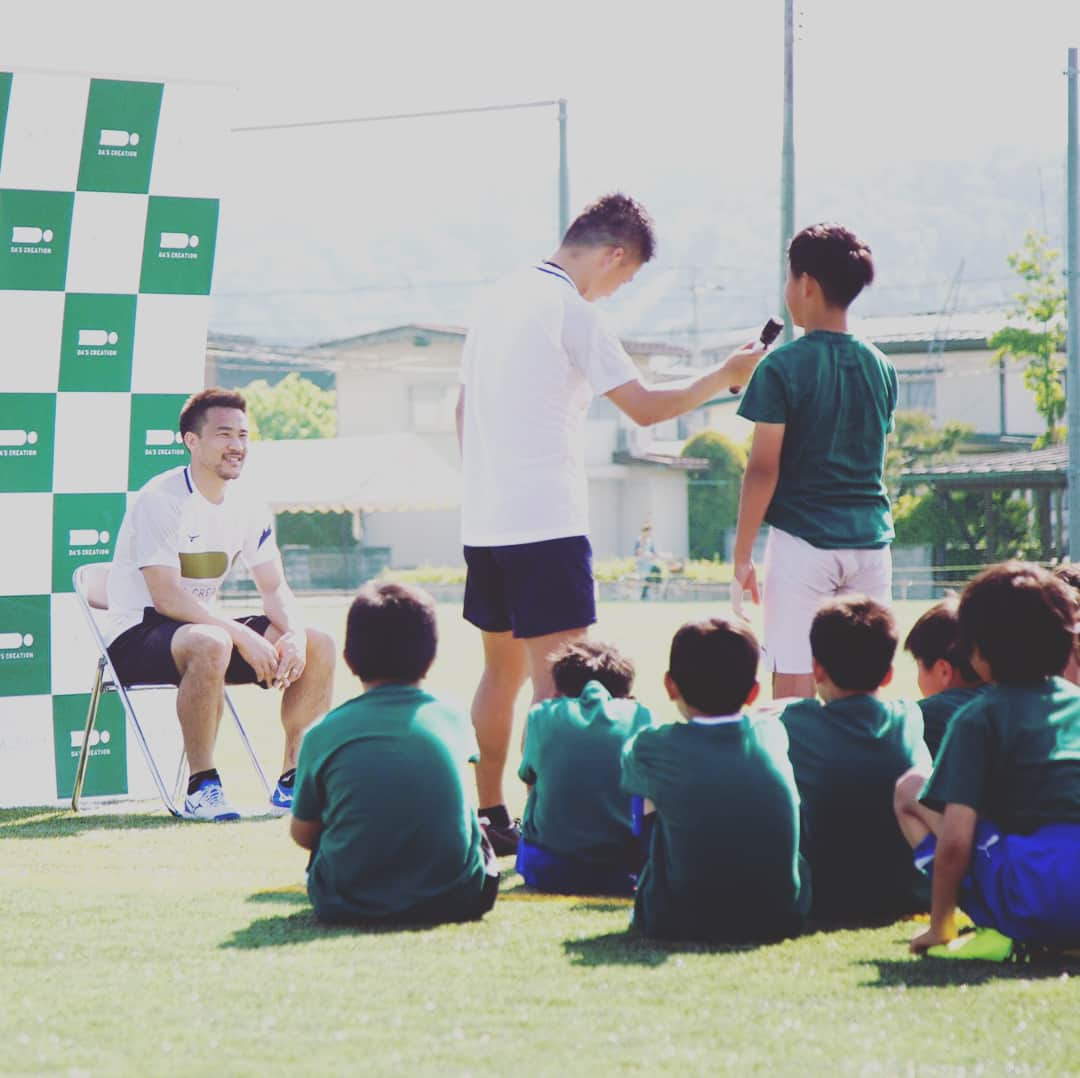 岡崎慎司さんのインスタグラム写真 - (岡崎慎司Instagram)「山形を盛り上げたいという想いや子供達に経験を伝えたいという人達に共感し、オフ期間を使ってイベントに参加させていただきました。 山形では毎年トレーニングに訪れていて、自分も今回少しでも力になれて嬉しかったし、楽しかったです。子供達にもまだまだチャレンジし続けると約束したので、頑張らないと！！^_^ #ダズクリエーション#良い機会創るんだず」6月15日 23時26分 - shinjiokazaki_official