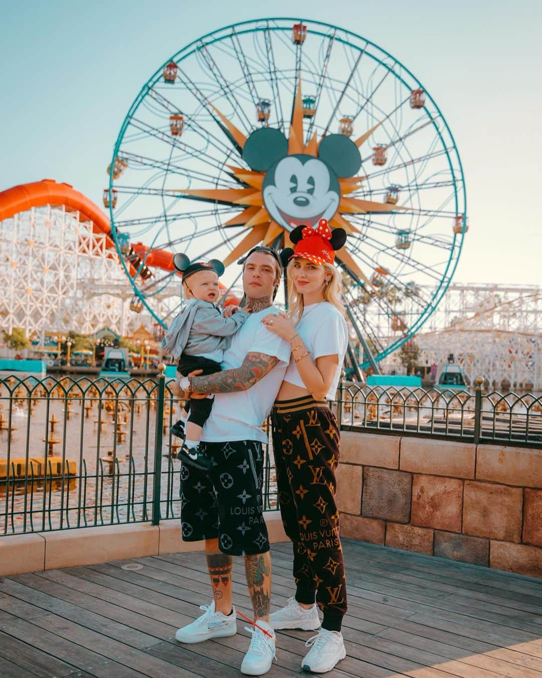 フェデスさんのインスタグラム写真 - (フェデスInstagram)「la prima volta a Disneyland con voi ❤️😜🤟🏻」6月15日 23時14分 - fedez