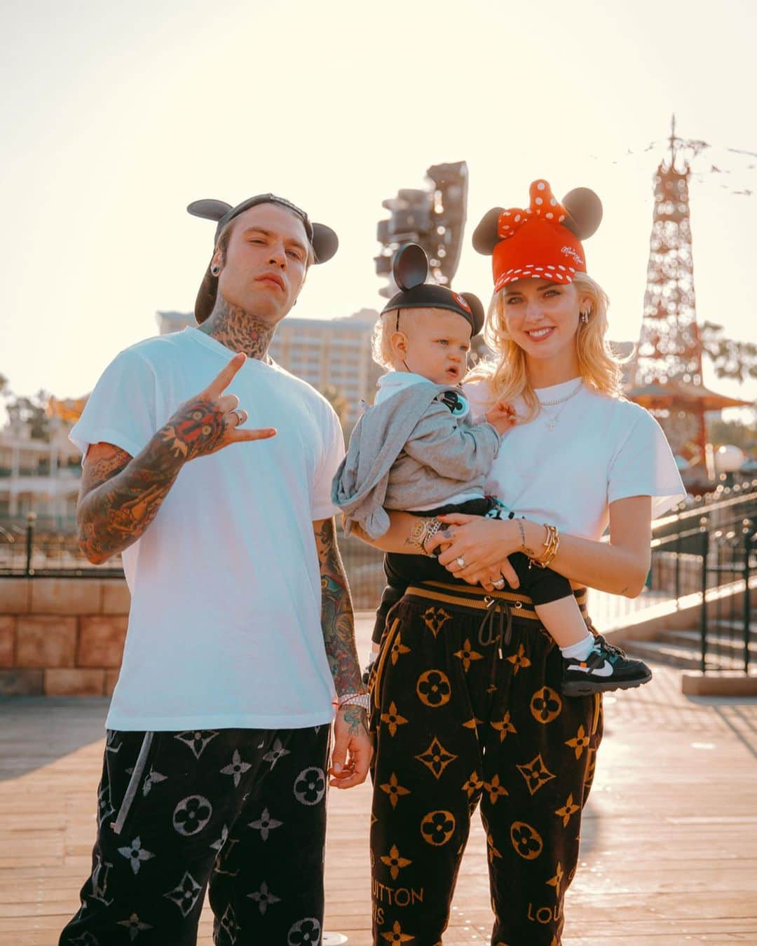 フェデスさんのインスタグラム写真 - (フェデスInstagram)「la prima volta a Disneyland con voi ❤️😜🤟🏻」6月15日 23時14分 - fedez