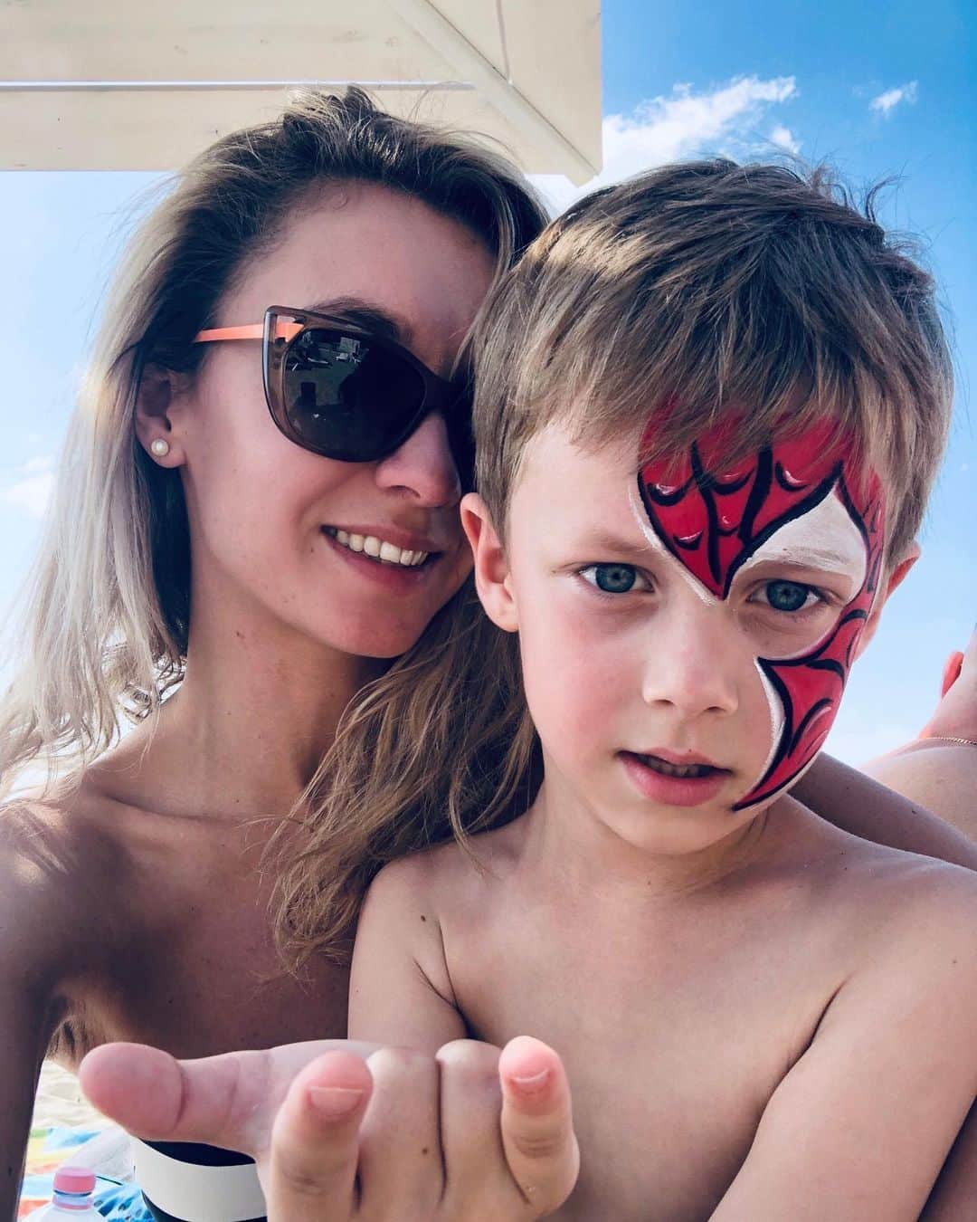 ナタリア・イーシェンコのインスタグラム：「Под защитой супергероя!🕸⚡️」