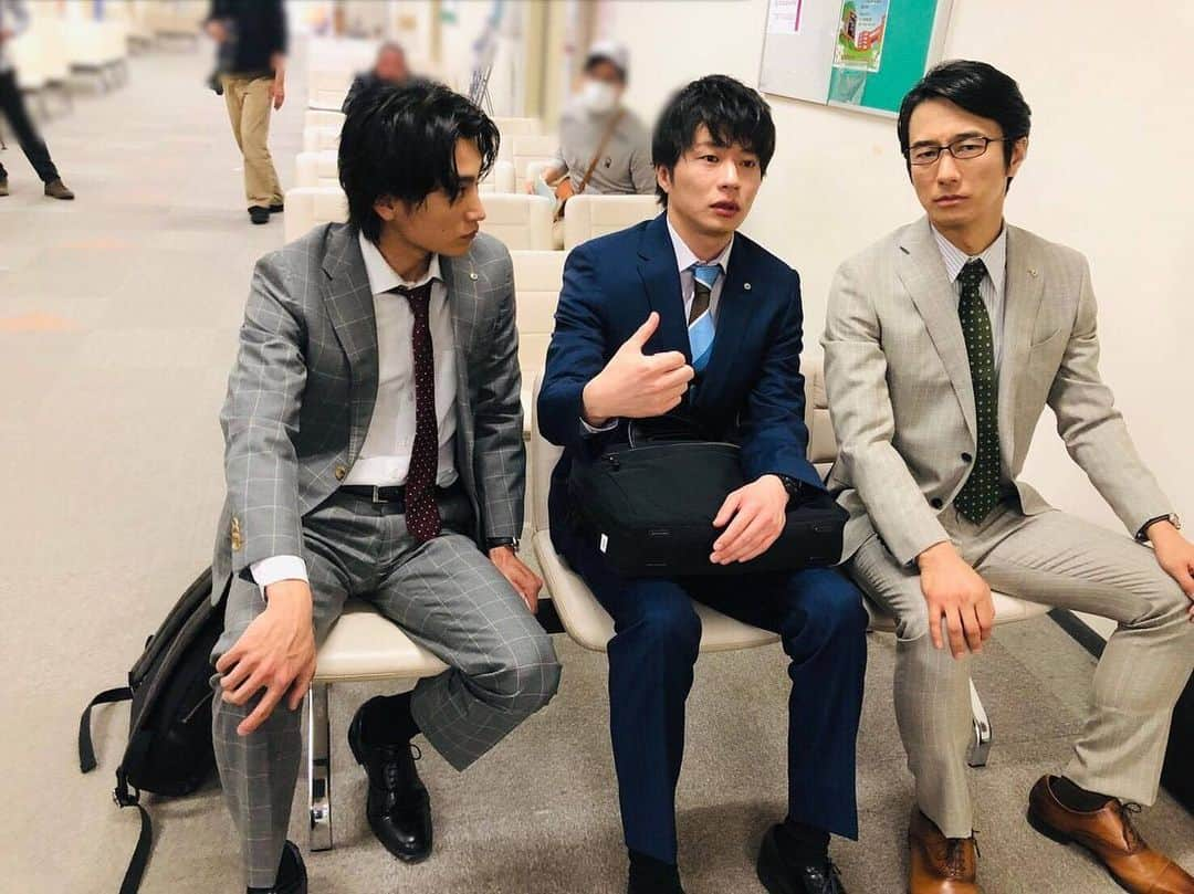 テレビ朝日「おっさんずラブ」さんのインスタグラム写真 - (テレビ朝日「おっさんずラブ」Instagram)「﻿ お喋り中の天空不動産トリオをパシャり✨﻿ ﻿ #話すのに夢中な春田﻿ #とりま聞いてます風なマロ﻿ #もはや話よりも前方が気になって仕方ない武川主任﻿ #あマロもこっち見たやん﻿ #先輩の話はちゃんと聞きましょう👂﻿ #天空不動産男子﻿ #田中圭 #眞島秀和 #金子大地﻿ #春田創一 #武川政宗 #栗林歌麻呂﻿ #おっさんずラブ﻿ #劇場版おっさんずラブ﻿ #8月23日全国ロードショー ﻿ #公開まであと69日」6月15日 23時15分 - ossanslove