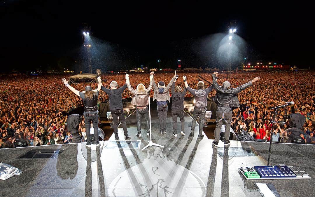 Bon Joviさんのインスタグラム写真 - (Bon JoviInstagram)「Nijmegen, thank you for an incredible show. Dublin, are you ready??」6月15日 23時10分 - bonjovi