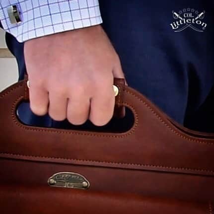 のインスタグラム：「SNEAK PEEK…Colonel is releasing a new product this coming week and it’s gonna be BIG!!! What do you think it will be??? #SneakPeek #NewProduct #Leather #Leathergoods #Handmade #Handcrafted #MyColStyle #ColonelLittleton #Tennessee #MadeInUSA #americanmade #madeinamerica #instastyle」