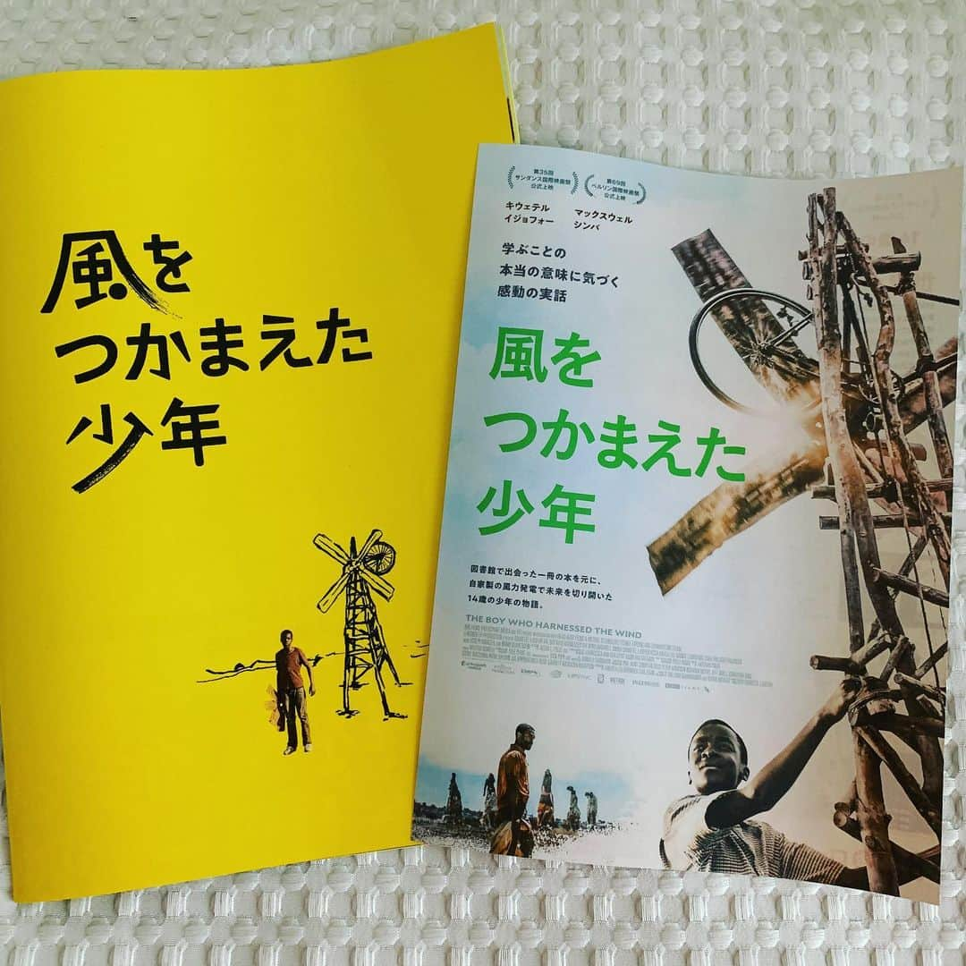 DJ AIKO 62さんのインスタグラム写真 - (DJ AIKO 62Instagram)「今週はちょっと考え過ぎのモードに入りがちだったので、試写会も3本！もりもり見に行きました。2本目はこちら「風をつかまえた少年」です。図書館で出会った1冊の本がきっかけとなり、風力発電を手作り（！）、地域に希望と未来をもたらした14歳の少年の実話が元になった作品です。「それでも世は明ける」のキウェテル・イジョフォーが初監督、少年ウィリアムの父親役も演じています。 大変重いテーマではありますが、教育的側面からもとてもインパクトが大きく、学生さんたちにも見てもらえる機会が多いといいなと思いました。 2019年8月2日からヒューマントラストシネマ有楽町他で公開となります。 #chiwetelejiofor #williamkamkwamba #theboywhoharnessedthewind #DJAIKO62 #djaiko62の試写会日記 #風をつかまえた少年 #試写会 #映画 #映画好き #映画ライター #ブログも見てね」6月15日 23時23分 - djaiko62