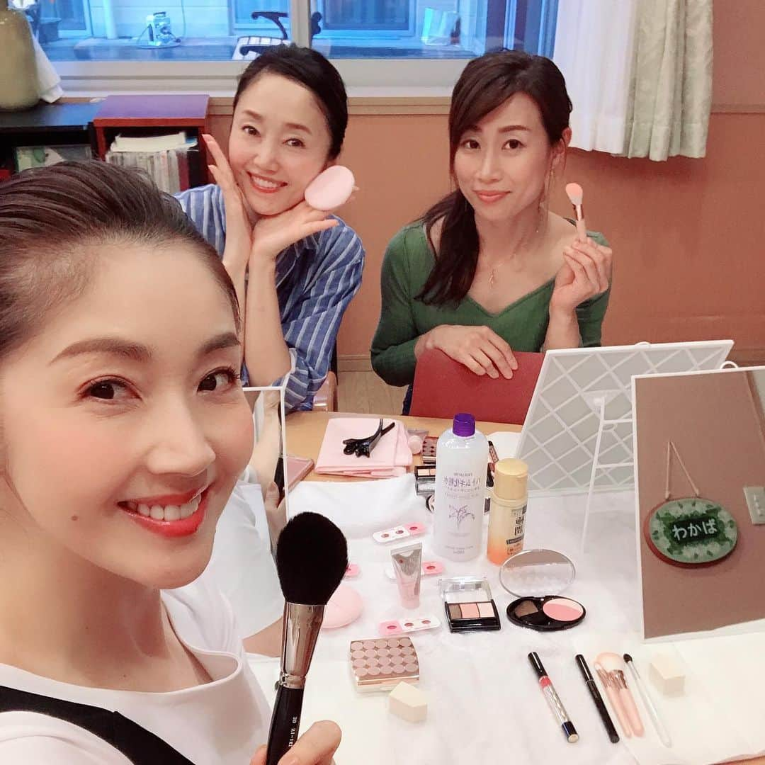 芦田桂子さんのインスタグラム写真 - (芦田桂子Instagram)「Happy Smile 😊 メイクボランティア活動💄 with @orikagram @rifaryon ✳︎ 本日は、浦安せいれいの里 特別養護老人ホーム 浦安愛光園 さまに入居されてる65歳から100歳の10名様にスキンケアからメイクまでさせて頂きました💄 ✳︎ 皆さん車椅子で2〜4要介護度、痴呆症状がある方が殆どでしたが、ゆっくりおしゃべりしながらファンデーション、アイシャドウ、チーク、リップと少しづつ肌の上に乗せていくうちにニコニコとってもいい表情に😊💕 久々にお化粧してキレイになった自分の姿に歓喜の涙...😢 そして私も嬉しくてもらい泣き😭 笑 Happy は連鎖するのですね！ ✳︎ ある方は20歳若返ったからお見合いしたいわ❣️ いくつになってもキレイでいたいのよ❣️ このままお部屋に帰るのはもったいないからお出かけしたい❣️ 写真ちょうだいね❣️ など....もぅキュンキュンするようなお話をしてくれて私達、胸がいっぱいになりました✨ ✳︎ やはり女性はいくつになってもカラダが不自由な状況になっても美しくいたいのです。 キレイになるとココロも元気に 沢山の生の声で立証できました😊 ✳︎ 微力ですが、これから月一でキレイのおすそ分け ボランティア活動していく予定です。 Happy Smile の輪が広がっていきますように✨ ✳︎ #浦安愛光園 #浦安せいれいの里 #特別養護老人ホーム #キレイのおすそ分け  #好きな色を選ぶ #メイクセラピー #アロマの香りも楽しんで #音楽も楽しんで #月一ボランティア  #beauty #メイクイベント  #感動をありがとう  #また会いにいくね #model #織香 #看護師 #ピラティスインストラクター  #リファ #gracesbeaute  #therapist  #model #芦田桂子」6月15日 23時19分 - keiko_ashida