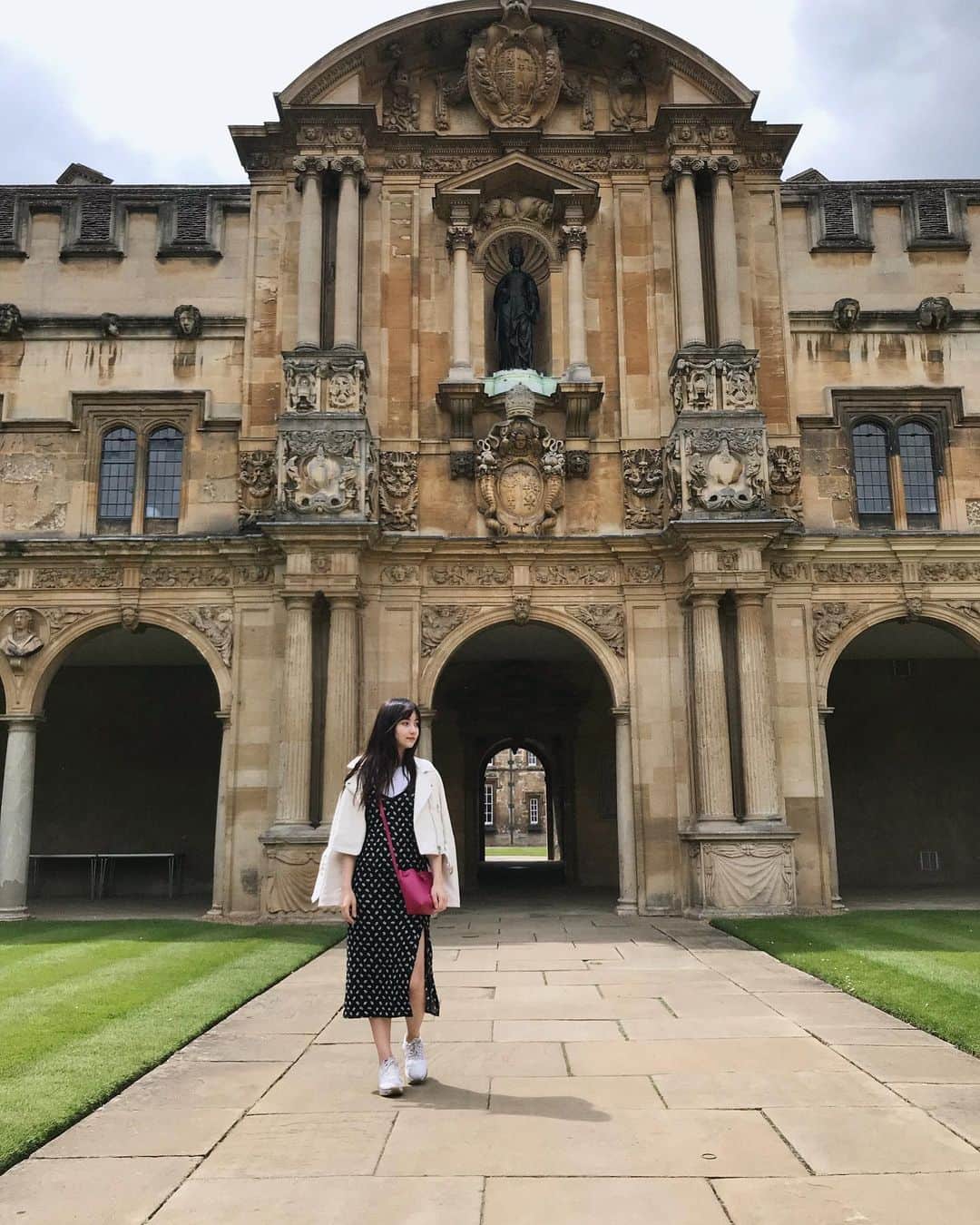 黑嘉嘉（ヘイ・ジャアジャア）さんのインスタグラム写真 - (黑嘉嘉（ヘイ・ジャアジャア）Instagram)「牛津大學好漂亮～超喜歡這種古老的建築❤️」6月15日 23時32分 - jiajia94526