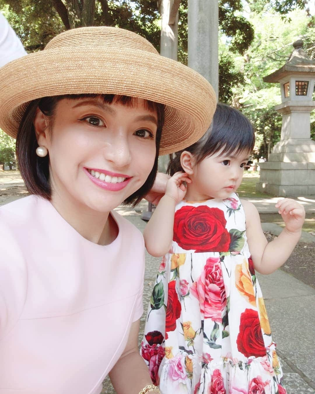 三喜本惠美さんのインスタグラム写真 - (三喜本惠美Instagram)「・ 2歳のお誕生日には 氏神様へご挨拶に行って来ましたよ🙏 ちゃんとあたちも手を清めて お賽銭を入れて お利口さんにお参りが出来ました😊 いつも娘の成長を見守って下さっている皆さん ありがとうございます💕💕💕 #2歳の誕生日  #2歳誕生日 #2歳バースデー #氏神様にご挨拶  #氏神様に感謝 #ママを選んでくれてありがとう #生まれてきてくれてありがとう #お腹の中で動きまわっていたのが懐かしい #ママが側で見ててあげるから安心して #健やかに育ってね❤️」6月15日 23時24分 - megumi_mikimoto