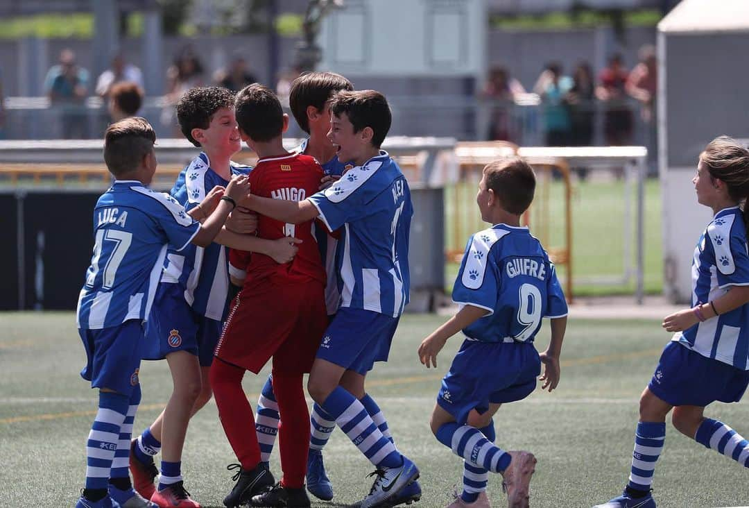 RCDエスパニョールさんのインスタグラム写真 - (RCDエスパニョールInstagram)「Last day! ⚽️ - Un gran any per a tots i totes! Gràcies per confiar en nosaltres! - See you soon! 👋 #RCDE | #volem | #EspanyoldeBarcelona」6月15日 23時26分 - rcdespanyol