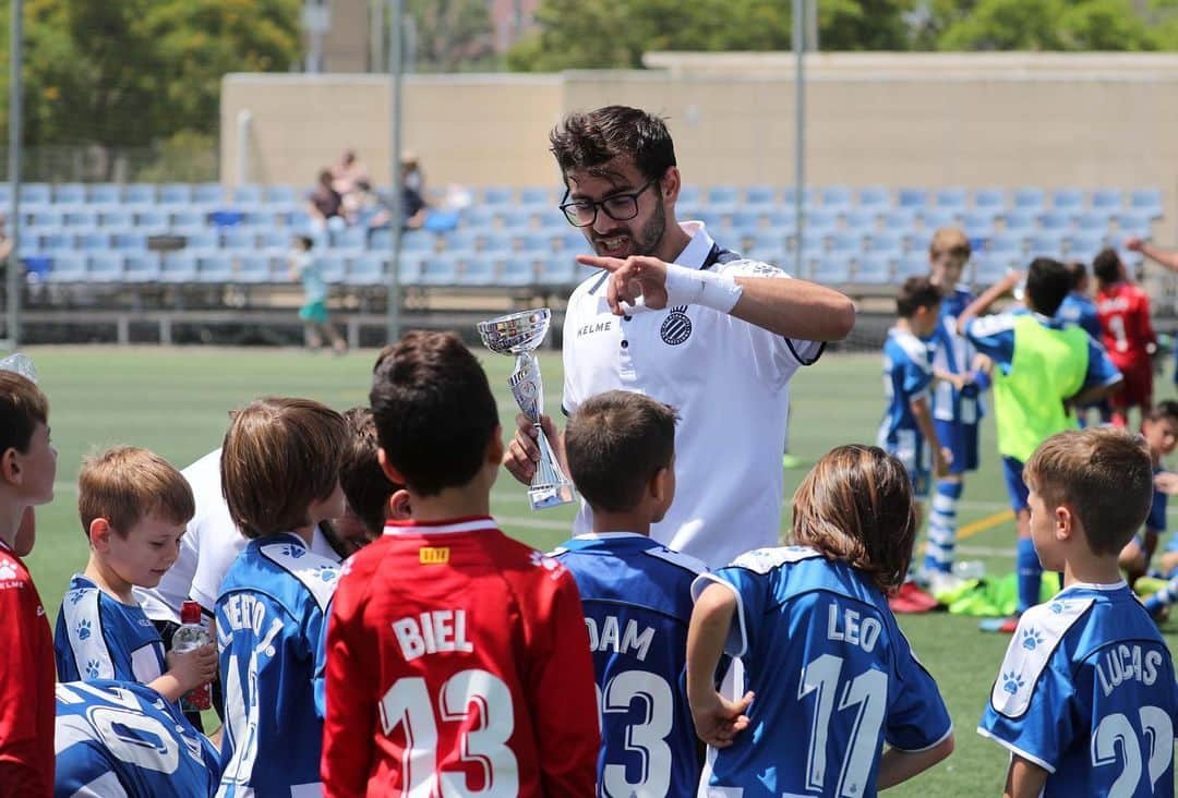 RCDエスパニョールさんのインスタグラム写真 - (RCDエスパニョールInstagram)「Last day! ⚽️ - Un gran any per a tots i totes! Gràcies per confiar en nosaltres! - See you soon! 👋 #RCDE | #volem | #EspanyoldeBarcelona」6月15日 23時26分 - rcdespanyol