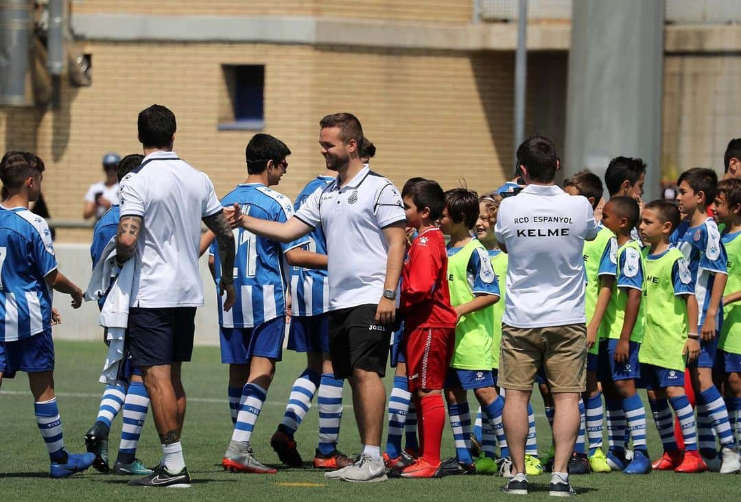 RCDエスパニョールさんのインスタグラム写真 - (RCDエスパニョールInstagram)「Last day! ⚽️ - Un gran any per a tots i totes! Gràcies per confiar en nosaltres! - See you soon! 👋 #RCDE | #volem | #EspanyoldeBarcelona」6月15日 23時26分 - rcdespanyol