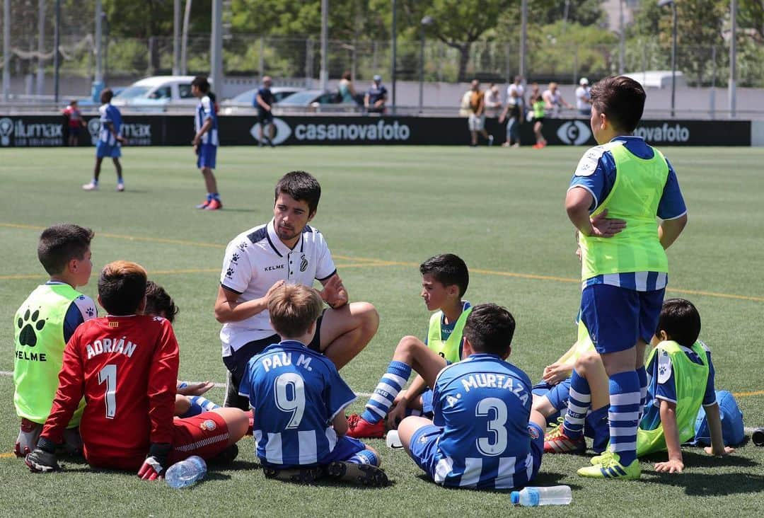 RCDエスパニョールさんのインスタグラム写真 - (RCDエスパニョールInstagram)「Last day! ⚽️ - Un gran any per a tots i totes! Gràcies per confiar en nosaltres! - See you soon! 👋 #RCDE | #volem | #EspanyoldeBarcelona」6月15日 23時26分 - rcdespanyol