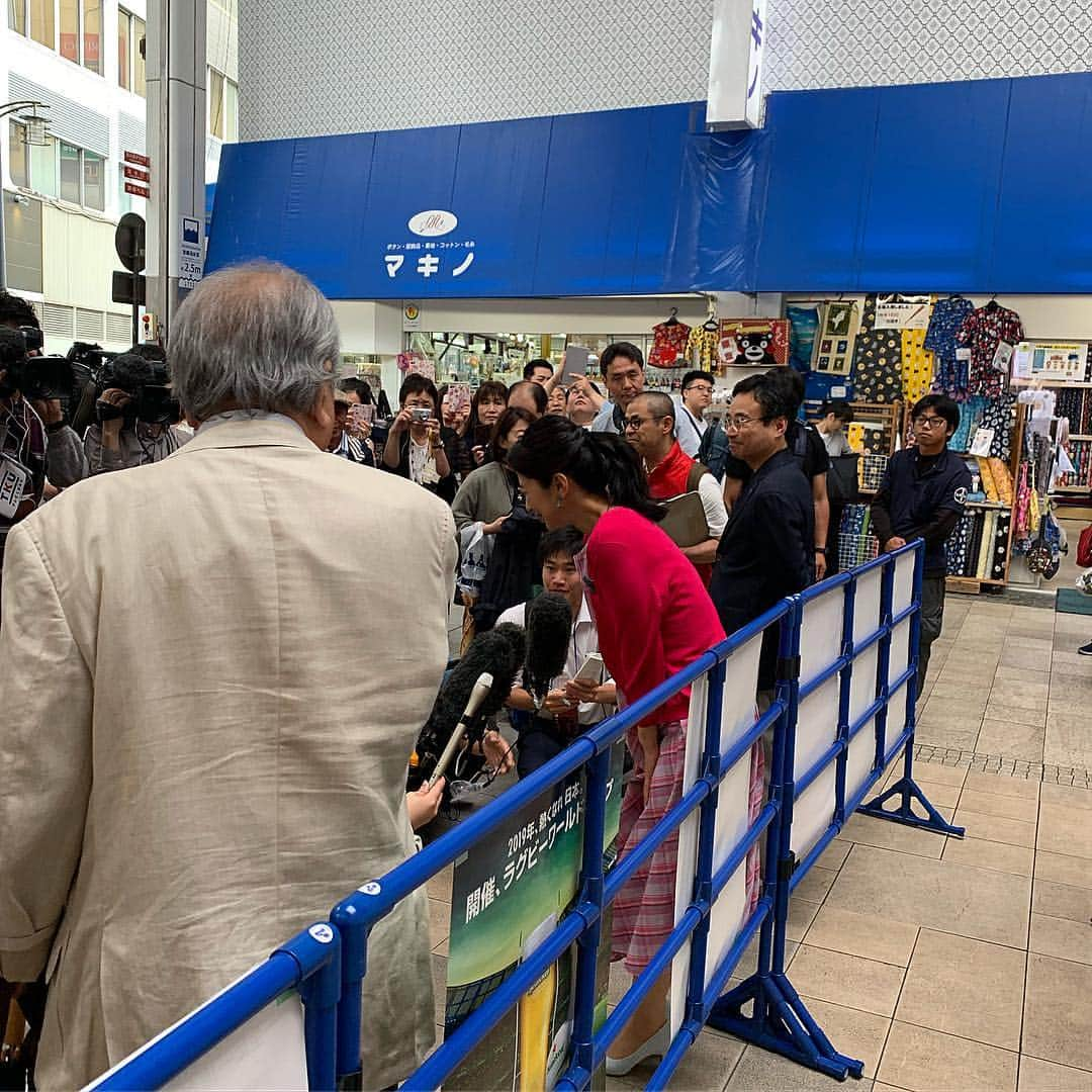 大西将太郎さんのインスタグラム写真 - (大西将太郎Instagram)「RWC2019.100日前イベント in 熊本 熊本開催都市サポーターで 女優の宮崎美子さんと…。 MCは気象予報士で東大阪出身の栗原めぐみさん。 大変多くの方々に脚を運んでいただきました。 宮崎さんパワー！！ （どうすればあのような知的で澄みきった雰囲気が出るのだろうか？！笑）  関係者の皆様、サポートしてくれた熊本出身で現役のコカ・コーラ選手、そして熊本の皆様…みんなでワールドカップを楽しみましょうね！！ 釜石だけでなく、熊本も復興しているところ、元気で素晴らしい場所がたくさんあることを世界にアピールしていきましょう！  本日はありがとうございました😊感謝！！ #rugbyworldcup2019japan  #kumamoto #kumamong  #宮崎美子  #栗原めぐみ #大西将太郎 #熊本の人みんな親切」6月15日 23時26分 - shotaro12