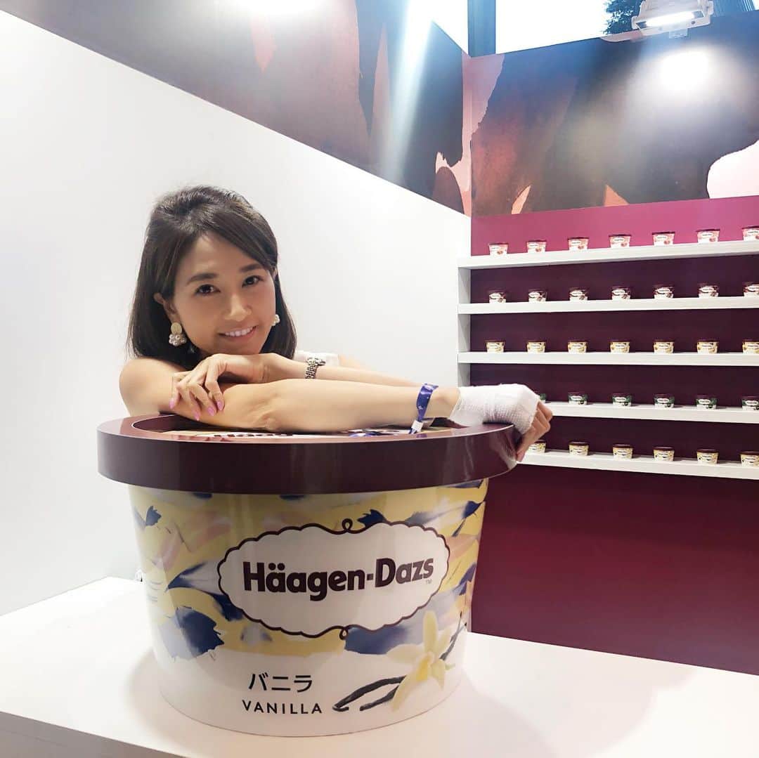 のインスタグラム：「皆んなが大好きバーゲンダッツ🍨😍 ・ 今日はビューティーコン（Beautycon）の会場で、6月から新パッケージになったハーゲンダッツをいただきました✨ ・ みなさんは、どのお味が好きですか？私はクッキー&クリームを美味しくいただきました☺︎🍨 ・ #新ハーゲンダッツ#ハーゲンダッツ#sweets #アイスクリーム#渋谷#ビューティーコン#Beautycon#shibuya#アラフォー#アラフォーライフ#イベント#スイーツ#ハーゲンダッツ好き」
