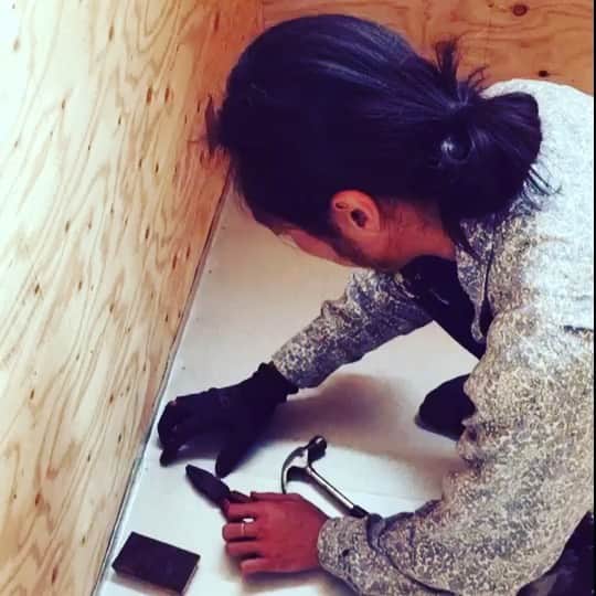 タニザワトモフミのインスタグラム：「閃き堂 喫茶サイド、トイレ板金作業中。 床、天井、壁、全て銀ピカにするよーん。  新潟のオダさんが手伝いに来てくれてます。 感謝！  #閃き堂 #古民家 #谷澤智文」