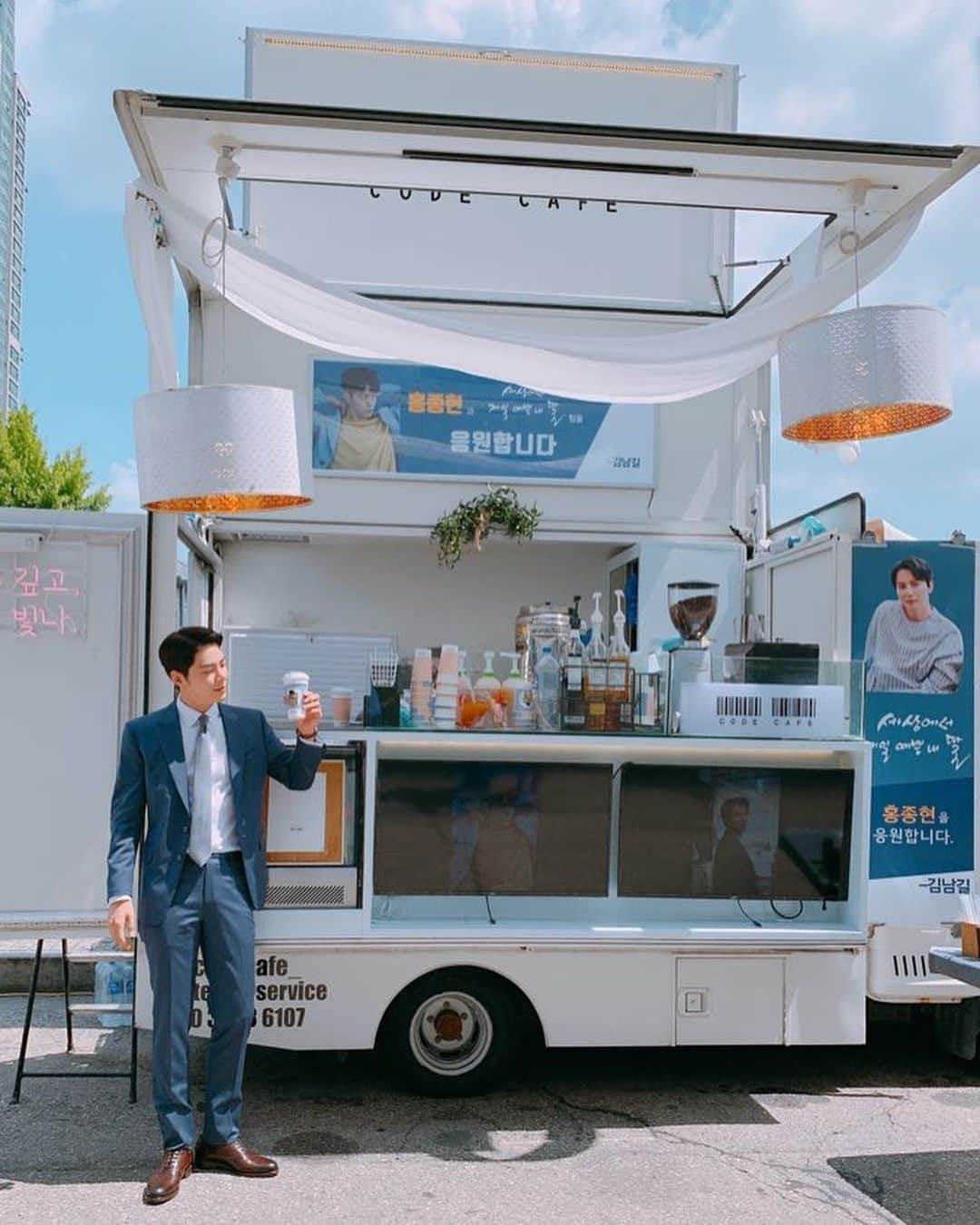 ホン・ジョンヒョンのインスタグラム：「선물 받았다... 악!! 남길이형😭😭😭😭 #세상에서제일예쁜내딸 #김남길 #김남길선물 #김남길짱 #김남길커피차 #김남길앓이」
