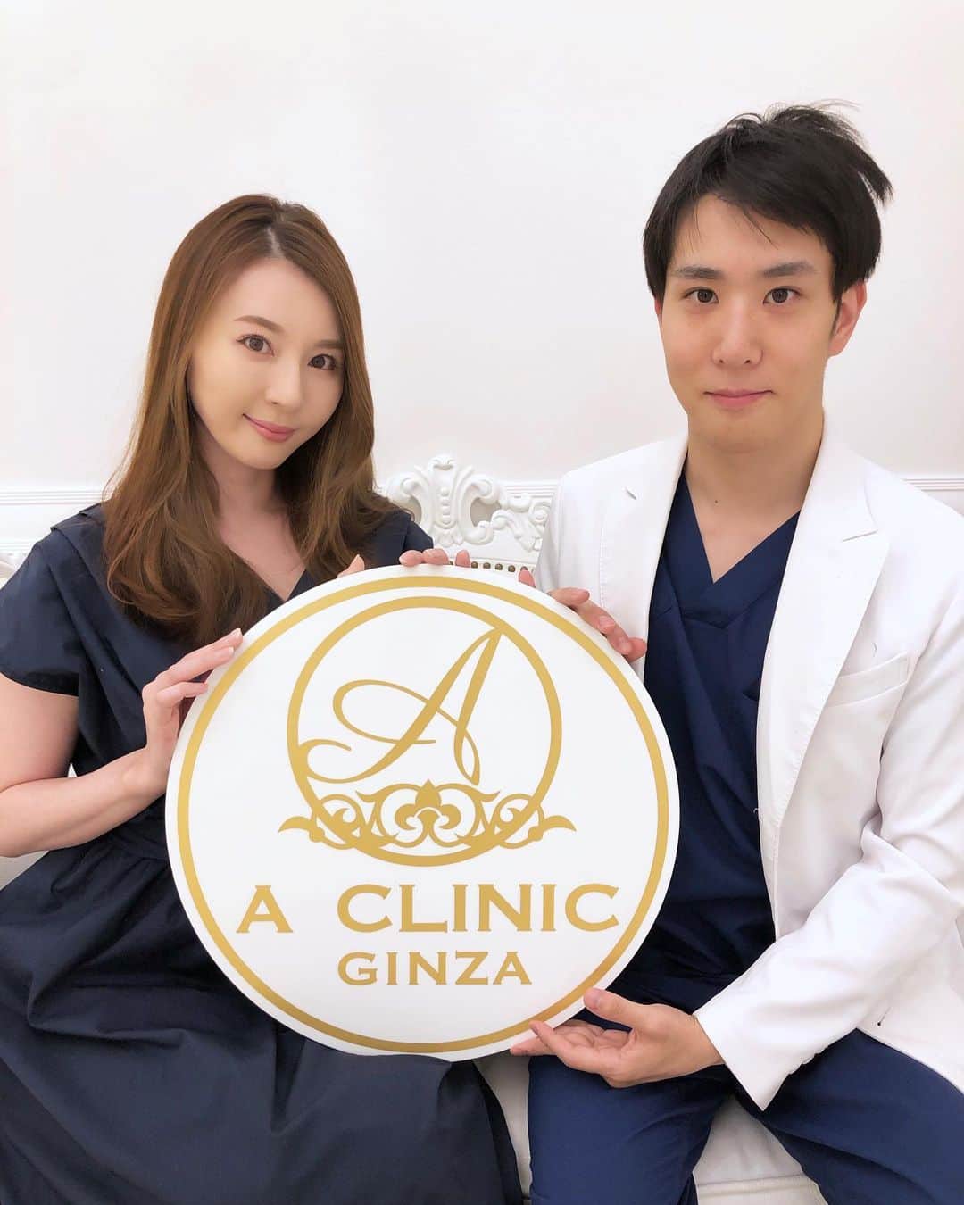 辰巳ゆいのインスタグラム：「先日、A CLINIさんでAスレッドというリフトアップをしてきました♪ . 院内はとっても綺麗で、スタッフの方、先生もとても優しく安心してできました✨ . 先生と撮った写真&ビフォーアフターの写真は施術後すぐですが全然腫れなくて、フェイスラインも引き締まったのがすごい分かります✨ . 施術もあっという間に終わっちゃうから、仕事帰りや次の日仕事！って方も気軽にできちゃいますね♪ . 綺麗にリフトアップ出来て嬉しいー😆 . 3枚目の写真は、施術数日後ですが、少しだけ腫れてたところもだいぶ引いて、さらにスッキリしました♪ . #エラボトック も打ってもらったので、また1ヶ月後の変化も楽しみだっ♪ . 谷口先生ありがとうございましたー♪ .  #aスレッド #小顔aスレッド #aclinic #aclinic銀座 #aクリニック #エークリニック #美容 #小顔 #美肌 #リフトアップ #美容外科 #美容皮膚科 #美容クリニック #山田哲雄 #柴田貴志 #佐藤玲史 #谷口弘樹」