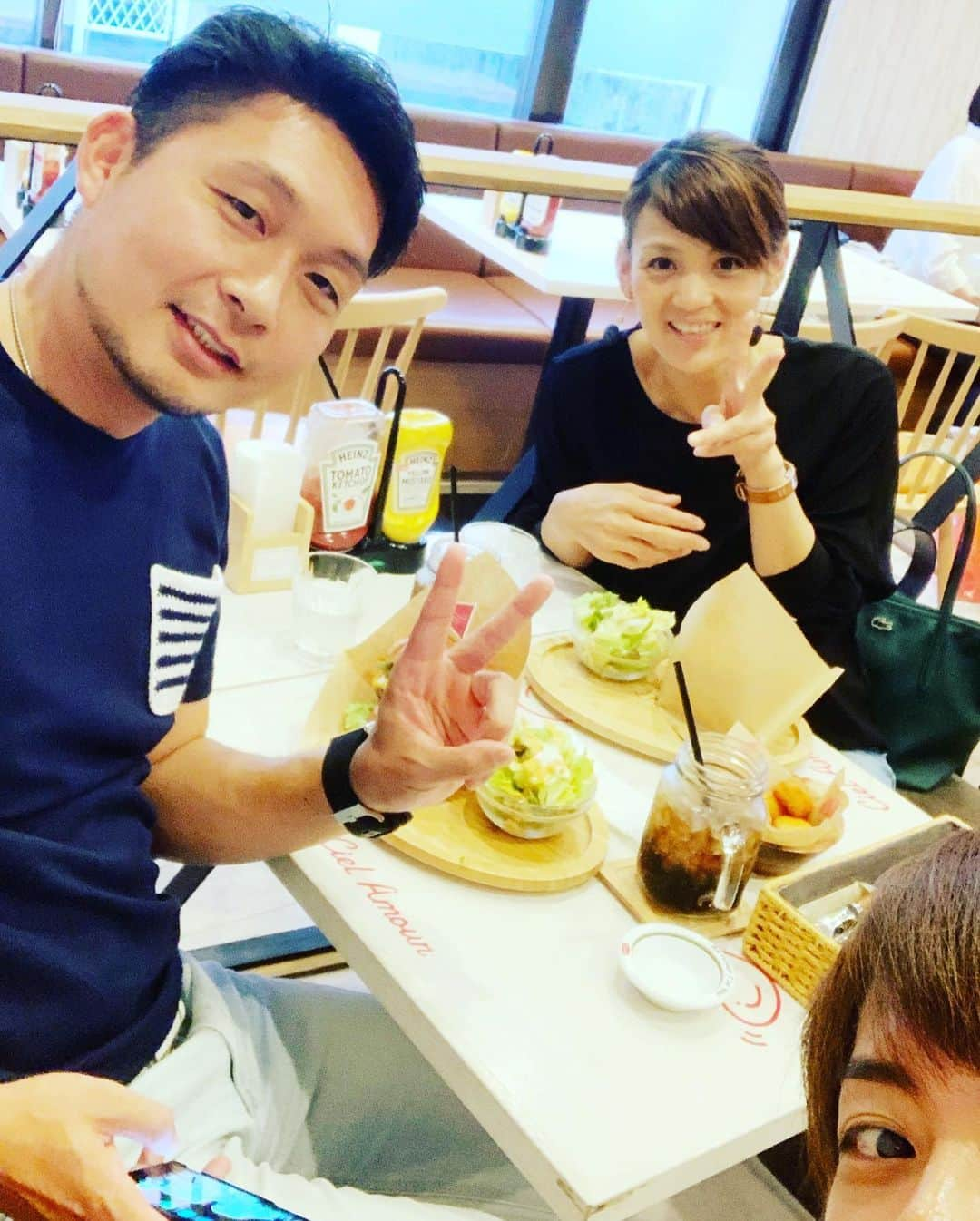 杉浦太陽さんのインスタグラム写真 - (杉浦太陽Instagram)「午前中は参観日&避難訓練のお迎え！子どもたち3人いると参観日は忙しいw みんな頑張ってました〜〜！ ランチはみんなでシエルアムールでハンバーガー🍔 九州から友だちが仕事で上京していたのでハンバーガー食べに来てくれました(^^) みんなで憩いの時間…  さぁ、現場へレッツゴー！！ #小学校 #参観日 #避難訓練 #3人いると忙しいw #シエルアムール #ハンバーガー #目玉チーズバーガー最高 #憩いの時間 #九州からありがとう！」6月15日 14時40分 - sugiurataiyou_official