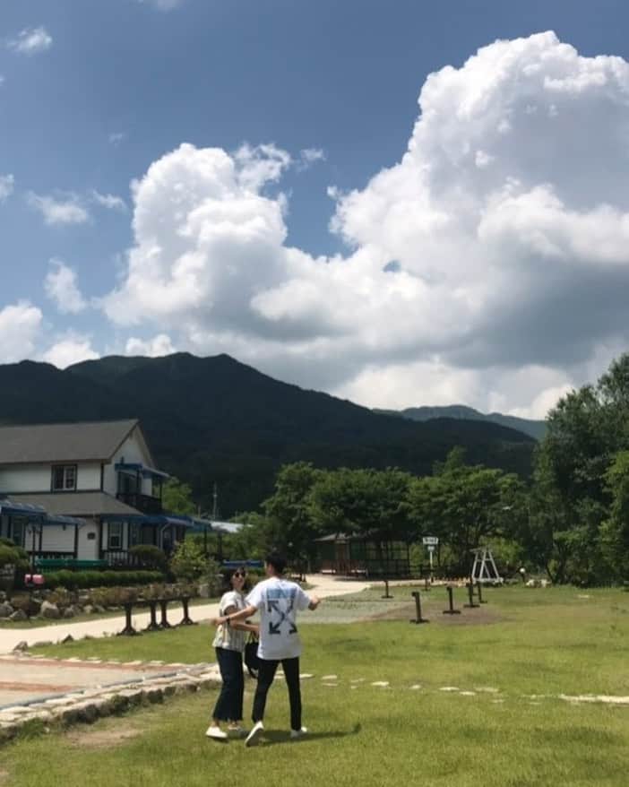 のインスタグラム：「날씨 진짜 이쁘쥬?👨‍👦‍👦」