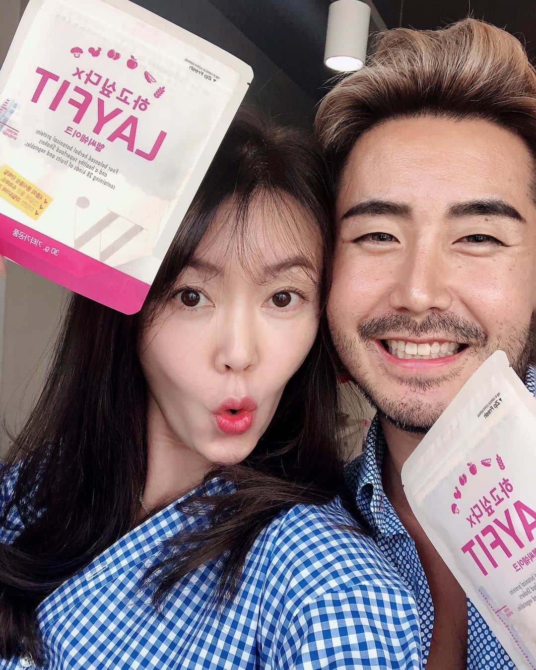 アン・ソニョンさんのインスタグラム写真 - (アン・ソニョンInstagram)「오늘은 #줌바샘 말고 #헤어샘 @jinparkjp 🧡 . . . 기존의 붉은 느낌 빼고 자연스런 블리치& 그레이톤느낌 브라운으로 분위기 바꿔봄요✌🏻 요즘 샵에서 머리하며 배고픈 고객님들, 머리 컬러 자주하며 머릿결 푸석해진 고객님들 바로바로 몸속 머리카락속까지 #단백질충전💡  바로바로 해주는,  #하고싶다x레이핏 #레이핏파우치 전도사로  활동중이시라는  #jphair #hbc #진팍원장님 . . . #해방촌 #단백질맛집 #헤어컬러맛집 #JPhair 강추해욥😘」6月15日 14時41分 - anney_an_love