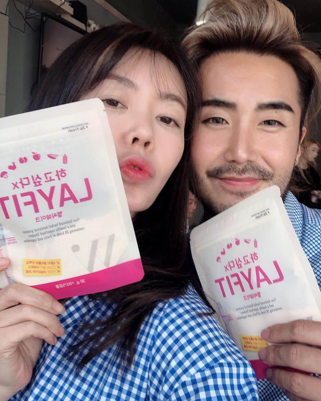 アン・ソニョンさんのインスタグラム写真 - (アン・ソニョンInstagram)「오늘은 #줌바샘 말고 #헤어샘 @jinparkjp 🧡 . . . 기존의 붉은 느낌 빼고 자연스런 블리치& 그레이톤느낌 브라운으로 분위기 바꿔봄요✌🏻 요즘 샵에서 머리하며 배고픈 고객님들, 머리 컬러 자주하며 머릿결 푸석해진 고객님들 바로바로 몸속 머리카락속까지 #단백질충전💡  바로바로 해주는,  #하고싶다x레이핏 #레이핏파우치 전도사로  활동중이시라는  #jphair #hbc #진팍원장님 . . . #해방촌 #단백질맛집 #헤어컬러맛집 #JPhair 강추해욥😘」6月15日 14時41分 - anney_an_love