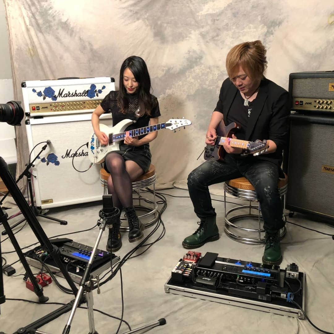 Yukiさんのインスタグラム写真 - (YukiInstagram)「YOUNG GUITARの撮影&インタビューでした！ありがとうございました！！ ニューアルバムMAXIMUM IMPACTから一曲とフレーズ紹介してます。7月10日発売の8月号です！皆さんお楽しみに🤘🏻 The shooting for Young Guitar magazine!  It will be sold on July 10th. I hope you like it!  #D_Drive #guitar #yuki #seiji #marshall #jvm #esp #boss #guitarplayer #rock #metal #youngguitar #ヤングギター #ヤンギ」6月15日 14時45分 - d_drive_gt_yuki
