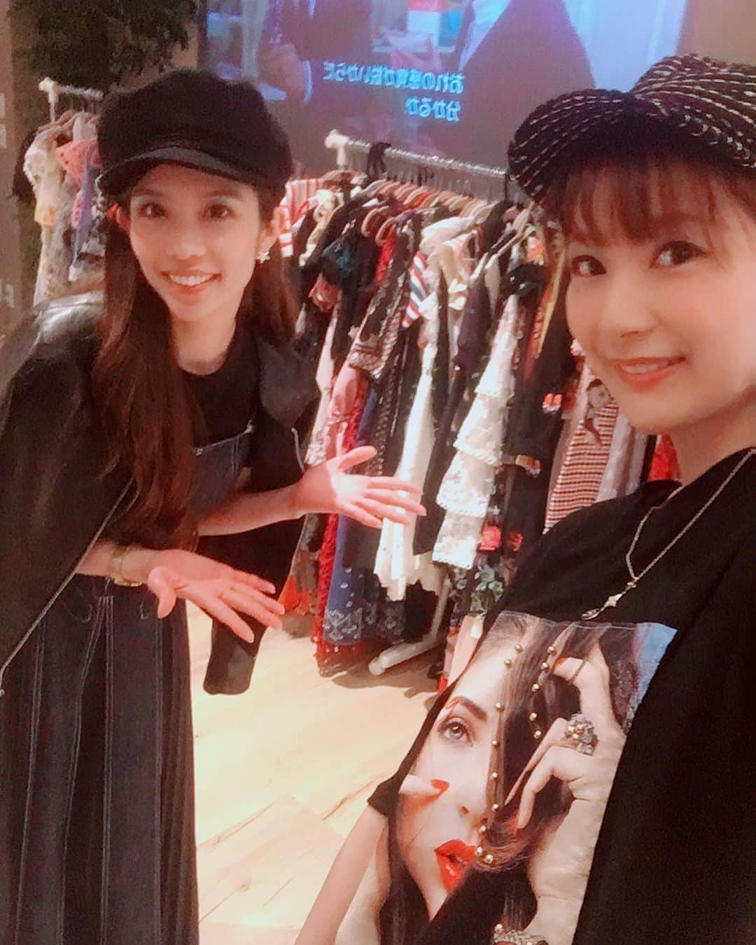 浦田麻緖さんのインスタグラム写真 - (浦田麻緖Instagram)「アパレルフリマ in GINZA SIX🍩 可愛いお洋服いーっぱい💕 子供服も沢山あるょ👗  #アパレルフリマ #ginzasix  #ブランド #子供服  #セレクトショップ #久々の #涙ぶくろに泣きボクロ  #ショット」6月15日 14時56分 - mao.urata