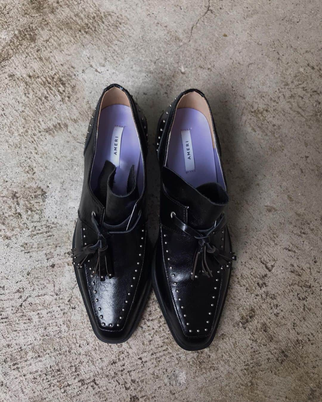 黒石奈央子さんのインスタグラム写真 - (黒石奈央子Instagram)「AWくつ . STUDS TASSEL LOAFER ¥24000+tax . . 来期のローファーがかなり可愛いって噂😍 スタッズとフリルの甘辛ミックスがたまらないのです😋 .  先行予約期間第2弾  6/20〜6/24 web & 心斎橋 6/20.21  代官山 6/22〜6/24  ルミネ  @ameri_shinjuku @amerivintage @ameri_daikanyama @ameri.shinsaibashi #ameri#amerivintage #fashion #coordinate#ootd#outfit#osanposnap #705_outfit #大人ファッション #大人コーディネート #大人スタイル #modestyle #modefashion#modecasual #2019autumnwinter#先行予約 #japonism」6月15日 14時56分 - blackstone705