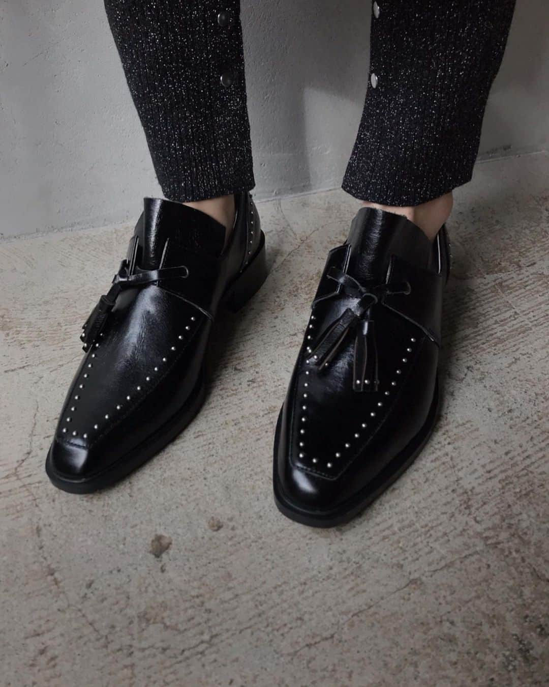 黒石奈央子さんのインスタグラム写真 - (黒石奈央子Instagram)「AWくつ . STUDS TASSEL LOAFER ¥24000+tax . . 来期のローファーがかなり可愛いって噂😍 スタッズとフリルの甘辛ミックスがたまらないのです😋 .  先行予約期間第2弾  6/20〜6/24 web & 心斎橋 6/20.21  代官山 6/22〜6/24  ルミネ  @ameri_shinjuku @amerivintage @ameri_daikanyama @ameri.shinsaibashi #ameri#amerivintage #fashion #coordinate#ootd#outfit#osanposnap #705_outfit #大人ファッション #大人コーディネート #大人スタイル #modestyle #modefashion#modecasual #2019autumnwinter#先行予約 #japonism」6月15日 14時56分 - blackstone705