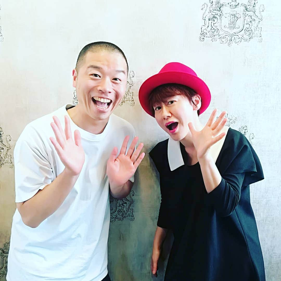 山名文和さんのインスタグラム写真 - (山名文和Instagram)「紹介してもらった美容室umitosの砂原さんに、(普段自分で刈るか、散髪屋さんに行くのですが)是非、丸坊主にしてもらいたいと思い、表参道に先日行きました。  ただ、切るとこないと言われ、それでもやってくださいと、ごねて、また止められ 結果 シャンプーだけして帰りました。  恥ずかしかったです。 でも、素晴らしい方でした。  次回から、行く理由なくなるので、スパだけしに行くつもりです。  表参道の空は晴れてました。  #美容室 #umitos  #砂原　さん #表参道 #丸刈りの #大冒険」6月15日 14時49分 - fumikazu_yamana