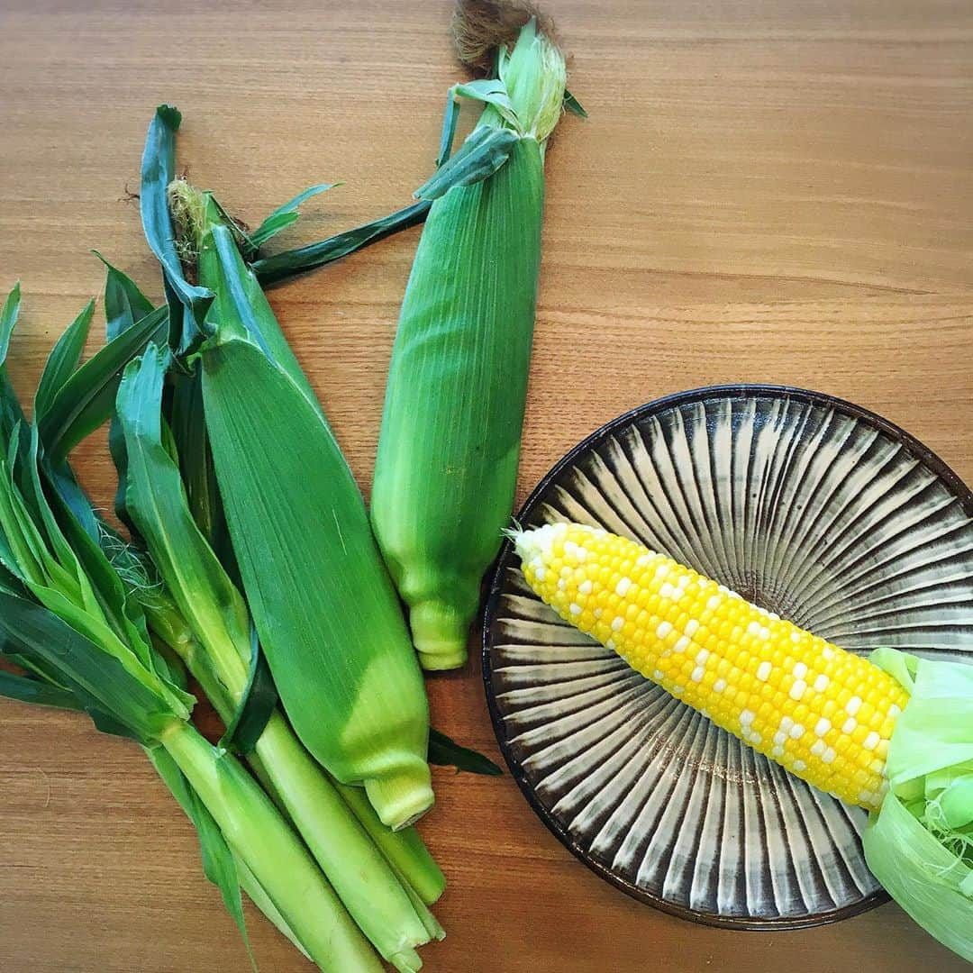 井下育恵さんのインスタグラム写真 - (井下育恵Instagram)「. 旬のトウモロコシ🌽 . はじめて大分に来て以来、ずっとお世話になっている方からいただきました☺️自家栽培👨🏻‍🌾👩🏻‍🌾✨ . . 甘くてシャッキシャキで、どの粒も「私美味しく育ったのよー‼️」と口の中で主張するように元気にはじけました🌽💥 . . ヤングコーンちゃんはどうやって食べようかな😋 . . #旬 #トウモロコシ #美味しいものは元気をくれる #ハロー大分 #今日も見てくださった方ありがとうございました #高橋巨典 #あべこ #岩崎朋美 #竹尾悠兵 #井下育恵」6月15日 14時50分 - ikue_inoshita