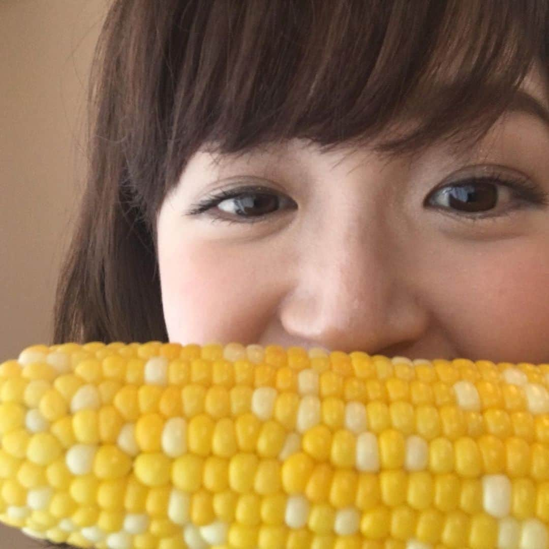 井下育恵のインスタグラム：「. 旬のトウモロコシ🌽 . はじめて大分に来て以来、ずっとお世話になっている方からいただきました☺️自家栽培👨🏻‍🌾👩🏻‍🌾✨ . . 甘くてシャッキシャキで、どの粒も「私美味しく育ったのよー‼️」と口の中で主張するように元気にはじけました🌽💥 . . ヤングコーンちゃんはどうやって食べようかな😋 . . #旬 #トウモロコシ #美味しいものは元気をくれる #ハロー大分 #今日も見てくださった方ありがとうございました #高橋巨典 #あべこ #岩崎朋美 #竹尾悠兵 #井下育恵」