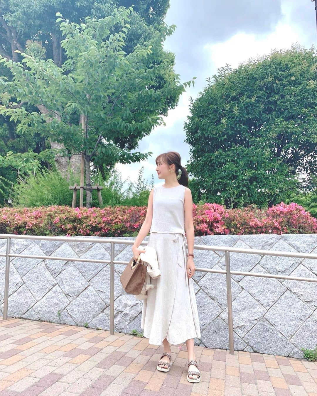 西村笑花さんのインスタグラム写真 - (西村笑花Instagram)「❤︎ ・ ・ 先日の晴れの日コーデ🌼 今日は1日雨だから 気持ちもちょっとどんよりしちゃうけど 「人生はワクワクするほうを選ぶこと」って 昨日読んだ本に書いてあったから ワクワクすること考えよう〜っ☔️💛🧡 ・ #tops #skirt ‥ #fifth #jeanjaket ‥ #freepeople  #bag ‥ #soglia #sandal ‥ #randa  #pierce ‥ #saki_felice #watch ‥ #danielwellington ・ #coodinate #fashion #ootd #instafashion #summerfashion @fifth_store 50%off🎟❤︎ #fifthtl #フィフス #リネン  #ナチュラルリネンスリーブレストップス #ナチュラルリネンフレアラップスカート」6月15日 14時51分 - emika_nishimura