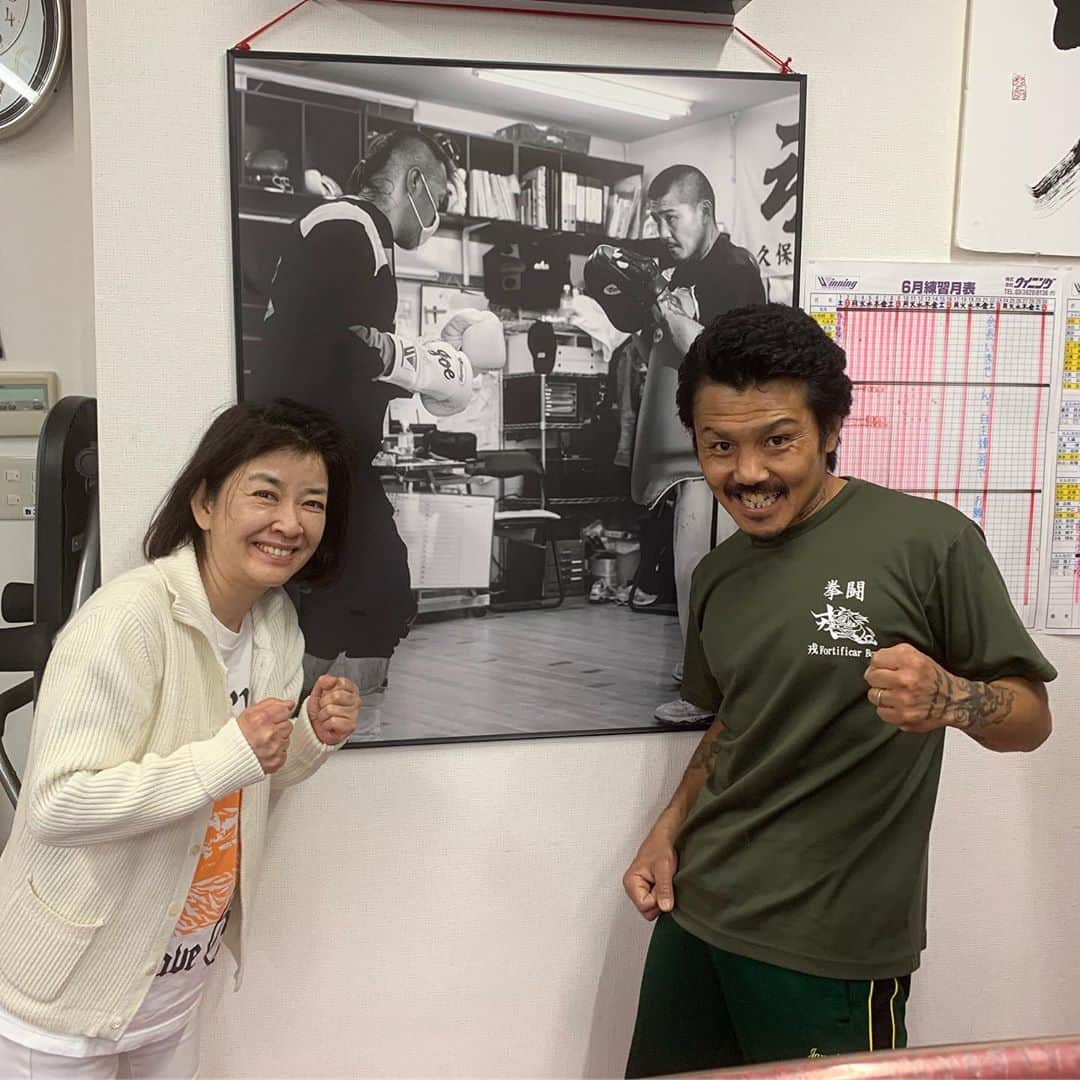 岸本加世子のインスタグラム：「兵庫に来てます。 大好きな戎岡彰くんのジムに遊びに寄らせて貰いました。丈ちゃんと彰くんの写真の前で。#戎岡彰 #戎岡彰ボクシングジム #戎フォルティフィカルボックス」