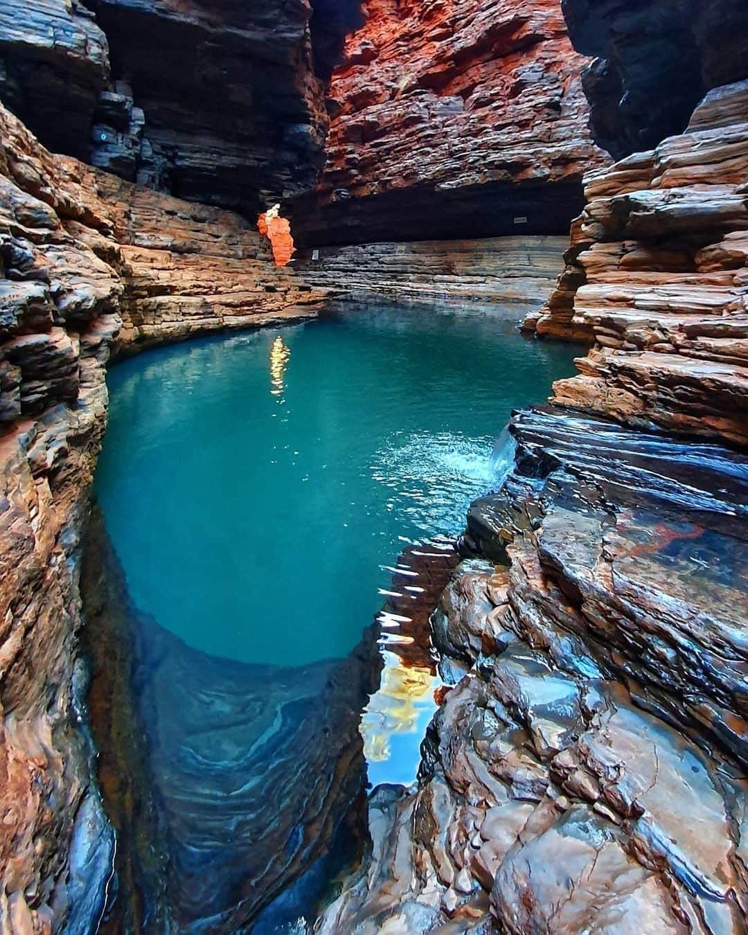 Australiaさんのインスタグラム写真 - (AustraliaInstagram)「Rewards at the end of a hike don’t get much better than this🏆 @wandering_hills_ trekked through @westernaustralia’s #HancockGorge trail for a refreshing dip in #KermitsPool, which is often described by hikers as ‘a journey to the centre of the earth’ as you have to climb down a ladder to reach this lovely spot surrounded by polished rocks. This challenging walk has lots of steep descents, loose boulders and narrow passages, so it’s best done with a local guide like @westozactiveadventuretours. TIP: Stay a few nights at the nearby @karijiniecoretreat so you can explore more of this @australiasnorthwest national park, and come back to a nice shower and a hot meal at the onsite restaurant at the end of the day.  #seeaustralia #justanotherdayinwa #australiasnorthwest #naturephotography #travel」6月15日 15時00分 - australia