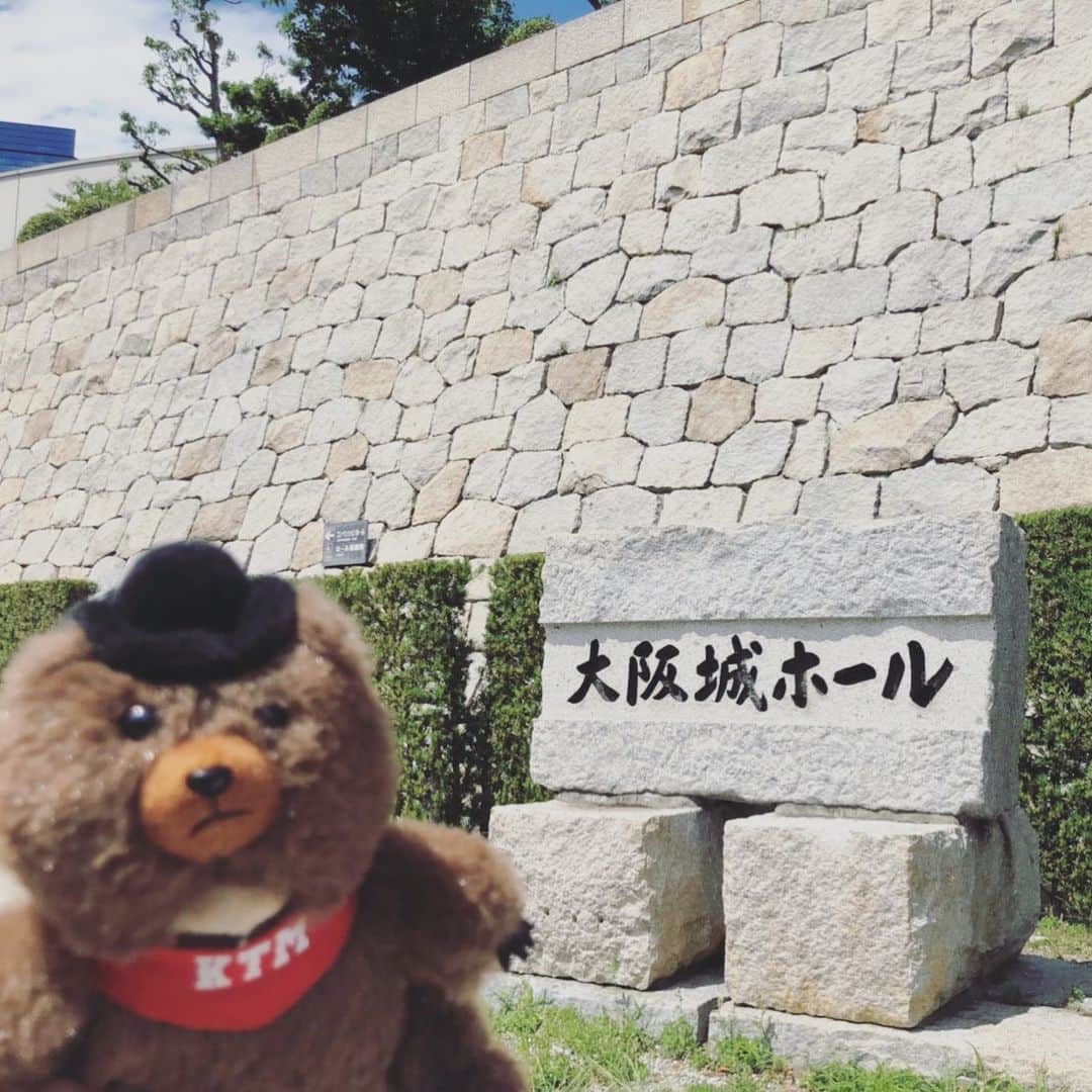 ケツメイシのインスタグラム：「KTM TOUR 2019 2019.06.15-16 OSAKA-JO-HALL  #駐車場スペースで記念撮影 #大塚さん #大阪 #ktm2019 #ケツメイシ #荒野をさすらう4人のガンマン」