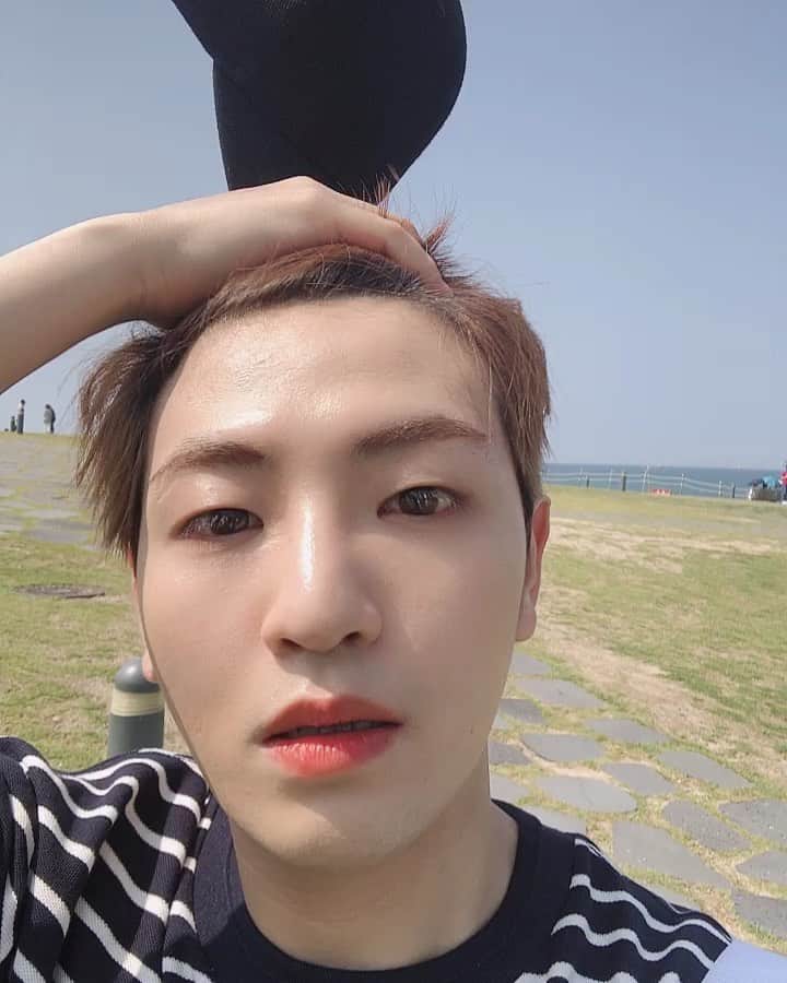 ヒョクジン のインスタグラム：「간절곶 ☀️ (Feat. 사진 찍기 싫은 사촌동생들)」