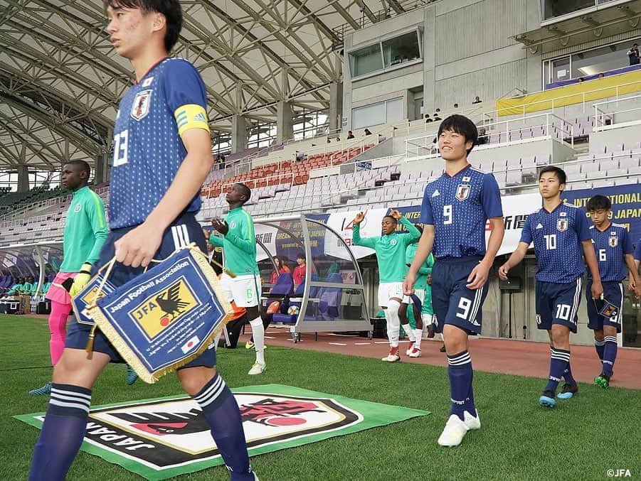 日本サッカー協会さんのインスタグラム写真 - (日本サッカー協会Instagram)「📸Match Photos①﻿ ・﻿ U-16日本代表は「U-16 インターナショナルドリームカップ2019 JAPAN presented by 朝日新聞」の第2戦、U-16ナイジェリア代表との試合に臨みました。 ﻿ ・﻿ 前半を1-1で折り返すと、後半、日本がボールを保持しながらチャンスを伺います。50分、再び勝島新之助選手がアタッキングゾーンでボールを受けると、相手を一人交わし、最後はGKの位置を見て冷静にゴールを決め、再び日本がリードします。﻿ ・﻿ 直後の53分、諏訪間幸成選手がコーナーキックをヘディングで合わせて3-1とリードを広げ、85分には、勝島新之助選手が3点目を決め、4-1で試合終了、U-16日本代表が勝利しました。 ﻿ ・﻿ 次戦、U-16日本代表は 16日(日)に優勝をかけ、U-16メキシコ代表と対戦します。 ﻿ ・﻿ 🏆U-16インターナショナルドリームカップ2019 JAPAN presented by 朝日新聞﻿ 🆚U-16ナイジェリア代表🇳🇬﻿ 📍ユアテックスタジアム仙台﻿ 🎫入場無料！﻿ 📺スカパー！　/　JFATV﻿ ・﻿ GK	1 #田中春希﻿ DF	4 #波本頼　→ 42' 2 #諏訪間幸成﻿ DF	5 #大迫蒼人﻿ DF	13 #森田翔 (Cap.) DF	17 #工藤孝太 ﻿ MF	6 #東廉 → 67' 15 #中村仁郎 ﻿ MF	8 #三木仁太 → 86' 3 #松木玖生 ﻿ MF	16 #山崎太新 → 67' 7 #豊田晃大 ﻿ FW	9 #勝島新之助 ﻿ FW	10 #千葉寛汰 → 75' 18 #河野孝汰 ﻿ FW	11 #原直生 → HT' 14 #山根陸 ﻿ ・﻿ #daihyo #jfa」6月15日 15時03分 - japanfootballassociation