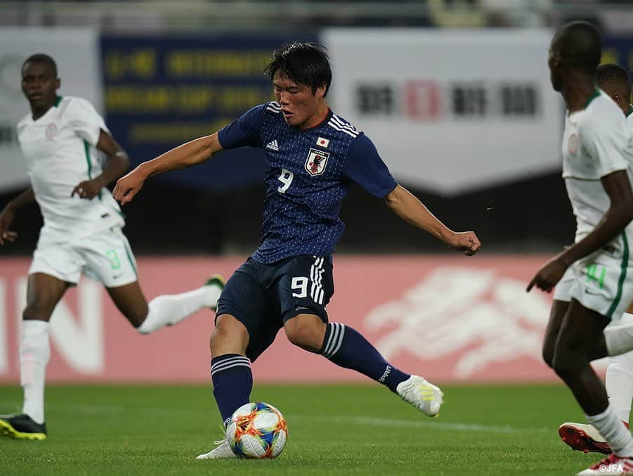 日本サッカー協会さんのインスタグラム写真 - (日本サッカー協会Instagram)「📸Match Photos①﻿ ・﻿ U-16日本代表は「U-16 インターナショナルドリームカップ2019 JAPAN presented by 朝日新聞」の第2戦、U-16ナイジェリア代表との試合に臨みました。 ﻿ ・﻿ 前半を1-1で折り返すと、後半、日本がボールを保持しながらチャンスを伺います。50分、再び勝島新之助選手がアタッキングゾーンでボールを受けると、相手を一人交わし、最後はGKの位置を見て冷静にゴールを決め、再び日本がリードします。﻿ ・﻿ 直後の53分、諏訪間幸成選手がコーナーキックをヘディングで合わせて3-1とリードを広げ、85分には、勝島新之助選手が3点目を決め、4-1で試合終了、U-16日本代表が勝利しました。 ﻿ ・﻿ 次戦、U-16日本代表は 16日(日)に優勝をかけ、U-16メキシコ代表と対戦します。 ﻿ ・﻿ 🏆U-16インターナショナルドリームカップ2019 JAPAN presented by 朝日新聞﻿ 🆚U-16ナイジェリア代表🇳🇬﻿ 📍ユアテックスタジアム仙台﻿ 🎫入場無料！﻿ 📺スカパー！　/　JFATV﻿ ・﻿ GK	1 #田中春希﻿ DF	4 #波本頼　→ 42' 2 #諏訪間幸成﻿ DF	5 #大迫蒼人﻿ DF	13 #森田翔 (Cap.) DF	17 #工藤孝太 ﻿ MF	6 #東廉 → 67' 15 #中村仁郎 ﻿ MF	8 #三木仁太 → 86' 3 #松木玖生 ﻿ MF	16 #山崎太新 → 67' 7 #豊田晃大 ﻿ FW	9 #勝島新之助 ﻿ FW	10 #千葉寛汰 → 75' 18 #河野孝汰 ﻿ FW	11 #原直生 → HT' 14 #山根陸 ﻿ ・﻿ #daihyo #jfa」6月15日 15時03分 - japanfootballassociation