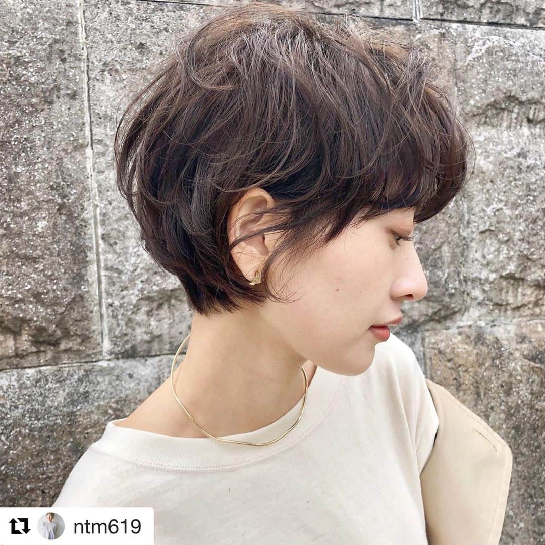 THROW 【スロウ】さんのインスタグラム写真 - (THROW 【スロウ】Instagram)「#Repost @ntm619 with @get_repost ・・・ . 〻 simple short 〻 . 明日朝一空いてます⠒̫⃝♡ . . *6月のおやすみ* 火曜定休 & 5.14.22.28日 ． プロフィールのURL LINE@↪︎@zzp9028l ( @から検索お願いします* ) よりご予約お待ちしてます♩ 事前カウンセリングも承ります𓅮 . #ショートヘア  #グレージュ#切りっぱなしボブ#ハイライト#ベージュ#ボブ#ショートボブ  #ヘアスタイル #ヘアアレンジ #ヘアカラー  #横浜美容室#横浜ヘアサロン #横浜美容師 #美容室#美容師#撮影#サロンモデル #作品撮り #hair  #横浜#yokohama  #throwcolor #スロウカラー#外国人風カラー #透明感カラー#女性美容師 . #スタッフ募集  詳細はdmまで📮」6月15日 15時04分 - throwcolor