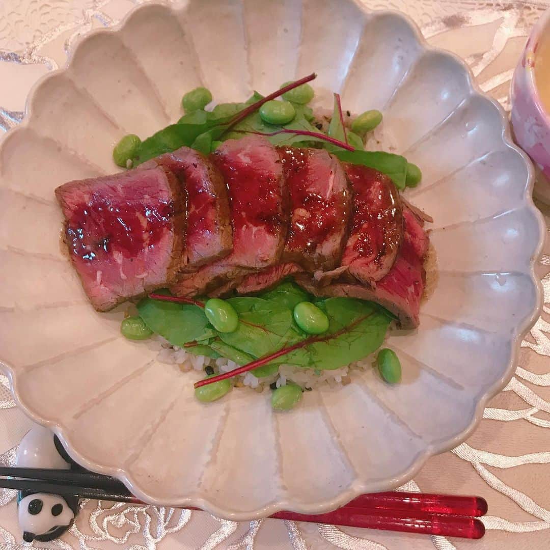 元井美貴さんのインスタグラム写真 - (元井美貴Instagram)「ローストビーフひさしぶりに作ったー。今回は湯煎じゃなくてホイル＋タオルの保温で。いつも上手く切れなくてぶ厚くなっちゃうなぁ😳 #ローストビーフごはん #パンダ箸置き」6月15日 15時13分 - mikimotoi
