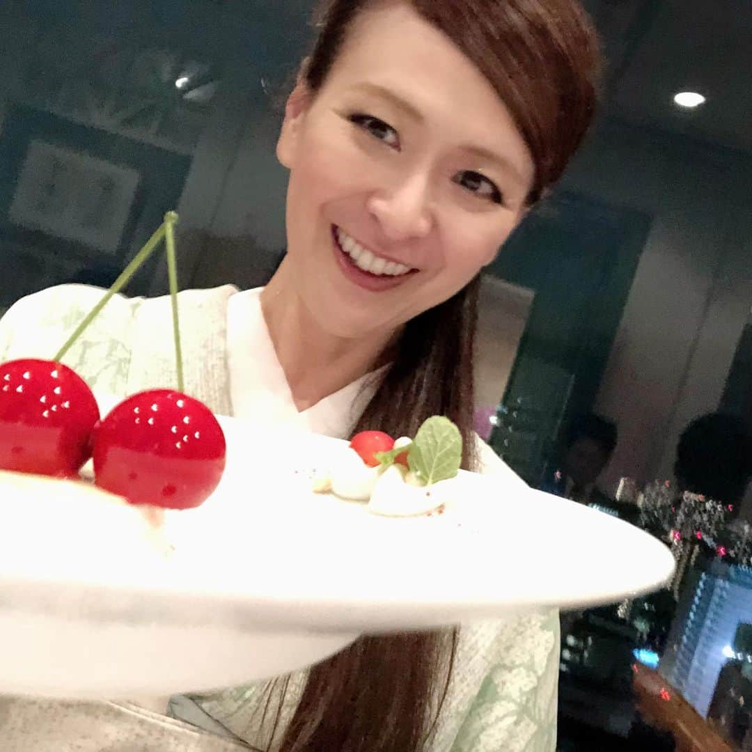 里井真由美さんのインスタグラム写真 - (里井真由美Instagram)「佐藤錦 さくらんぼ🍒のデザート〜 ・ ・ →2枚め以降) 手前の少し小さいのがそのまんま佐藤錦で、中央の超大きい‼️のは、飴とチョコレートアイスをさくらんぼに型取った 遊び心あるデザート🍒😆❤️ ・ ・  とろけるおいしさですー♪手前の佐藤錦もみずみずしくおいしい ・ ・ ㊗️30周年記念❗️ロイヤルパークホテル東京  松山昌樹 第4代総料理長ご就任 特別ディナーでのデザート✨ お料理の最中、ずっと総料理長自らご説明下さいました ・ 高層20階「パラッツォ」にて🇫🇷 ・  お料理も松山総料理長の技をベースに、和洋中&甘味 シェフ皆様のアイディアが活かされた、横の繋がりを感じる「超・連携」フルコース。 素晴らしかったです。 ・ ・ 松山総料理長 ロイヤルパークホテルさんおめでとうございます㊗️今後もますます楽しみです！ ・ ・ @royalparkhotel.tokyo  #ロイヤルパークホテル水天宮 #水天宮前#フレンチ#パラッツォ#1級フードアナリスト里井真由美 #ありが糖運動 #里井真由美#30周年記念」6月15日 15時09分 - mayumi.satoi