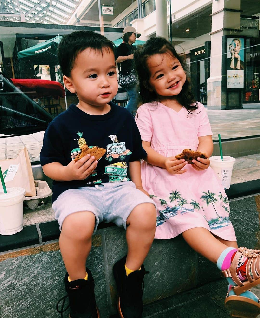 エリナ シルカさんのインスタグラム写真 - (エリナ シルカInstagram)「Cookie break 🍪❤️🥛 アラモアナへ行く時はセンターステージでイベントやってる時を狙って、スタバで牛乳とクッキー食べながらショーを見るのが好き😊🌺 * * * #双子育児 #2歳8ヶ月 #双子 #双子ママ #ハワイ生活 #ハワイ移住 #スタバ #スタバ愛 #アラモアナ #twins #twinmom #boygirltwins #toddlertwins #starbucks #hawaiianlife #alamoana」6月15日 15時09分 - laura_elina_ymd