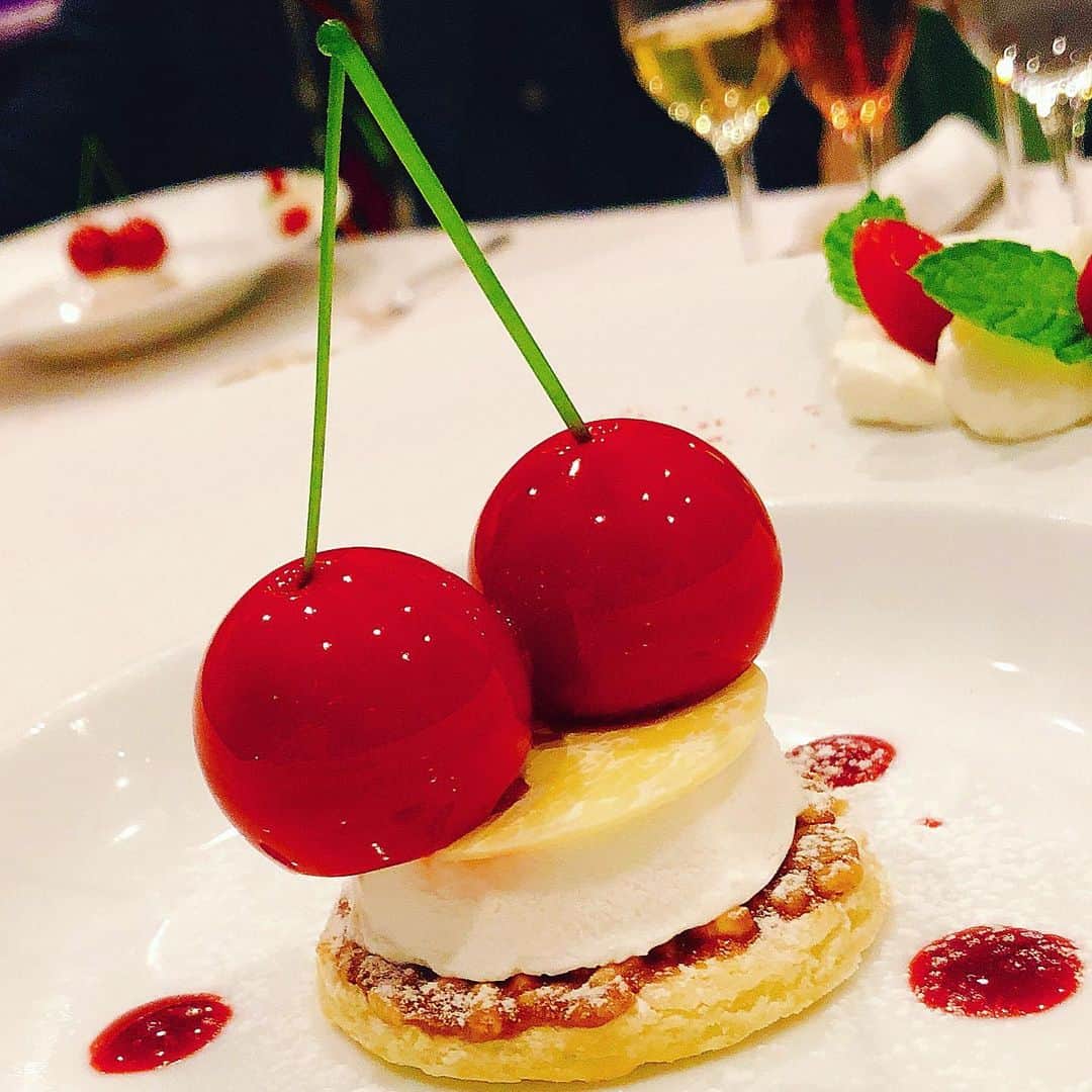 のインスタグラム：「佐藤錦 さくらんぼ🍒のデザート〜 ・ ・ →2枚め以降) 手前の少し小さいのがそのまんま佐藤錦で、中央の超大きい‼️のは、飴とチョコレートアイスをさくらんぼに型取った 遊び心あるデザート🍒😆❤️ ・ ・  とろけるおいしさですー♪手前の佐藤錦もみずみずしくおいしい ・ ・ ㊗️30周年記念❗️ロイヤルパークホテル東京  松山昌樹 第4代総料理長ご就任 特別ディナーでのデザート✨ お料理の最中、ずっと総料理長自らご説明下さいました ・ 高層20階「パラッツォ」にて🇫🇷 ・  お料理も松山総料理長の技をベースに、和洋中&甘味 シェフ皆様のアイディアが活かされた、横の繋がりを感じる「超・連携」フルコース。 素晴らしかったです。 ・ ・ 松山総料理長 ロイヤルパークホテルさんおめでとうございます㊗️今後もますます楽しみです！ ・ ・ @royalparkhotel.tokyo  #ロイヤルパークホテル水天宮 #水天宮前#フレンチ#パラッツォ#1級フードアナリスト里井真由美 #ありが糖運動 #里井真由美#30周年記念」