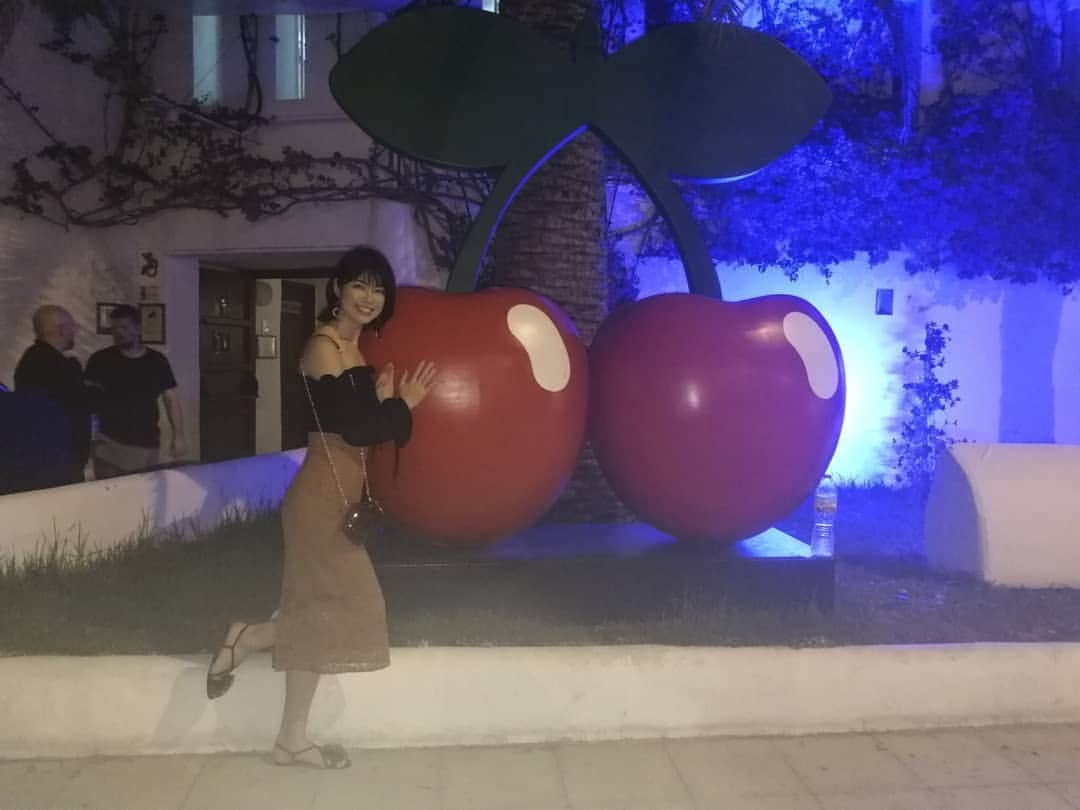 桐島瑞希さんのインスタグラム写真 - (桐島瑞希Instagram)「夜は老舗クラブのパチャへ🍒 前売り券で€45、当日券だと€65するとか!?🤪(レッドブルウォッカは€19だった🤣お酒も日本のクラブと比べると高い🤔) にもかかわらず、とてつもない人！ 24時オープン、ピークは2時30分頃とのこと、我々が帰る2時頃には入口に行列！ クラブのトレードマークの🍒が可愛くて、お土産にキーホルダーまで買ってしまった(笑)→€6でした😅お土産は良心的価格🤔  #costa #costafascinosa #コスタ #コスタクルーズ #コスタファシノーサ #cruising #クルージング旅行 #地中海クルーズ #ibiza #イビザ #pacha #パチャ #海外旅行 #海外旅行好きな人と繋がりたい #海外生活 #海外在住 #旅行好きな人と繋がりたい #旅スタグラム #旅したくなるフォト #旅行 #旅行コーデ」6月15日 15時31分 - mizkirisiii