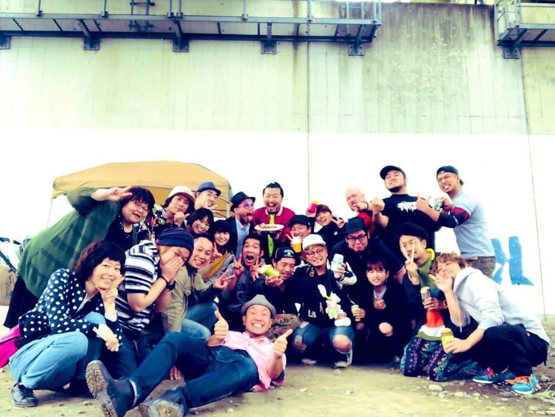 のインスタグラム：「【311日目】 6月9日(日) 第2回だいじょBBQでございました。 今回も最高でございました。 死ぬまでやりたいですね。 今回は何年かぶりにスガマサミさんと飲めたのが嬉しいかったですね。 非常にすごい人なのですが、 みんなにはべろくそじじぃだと思われたと思います。 笑っちゃいます。 マジ尊敬できる人なのに。笑 #ぺーぺー親父のくそ日記 #生後311日目 #生後10ヶ月 #赤ちゃん #女の子 #親父 #娘 #奥さん #松野家 #夫婦 #親子 #家族写真 #松野浩介 #森岡朋奈 #theだいじょぶズ #初恋タロー #MV #青春バカヤロー #だいじょBBQ」