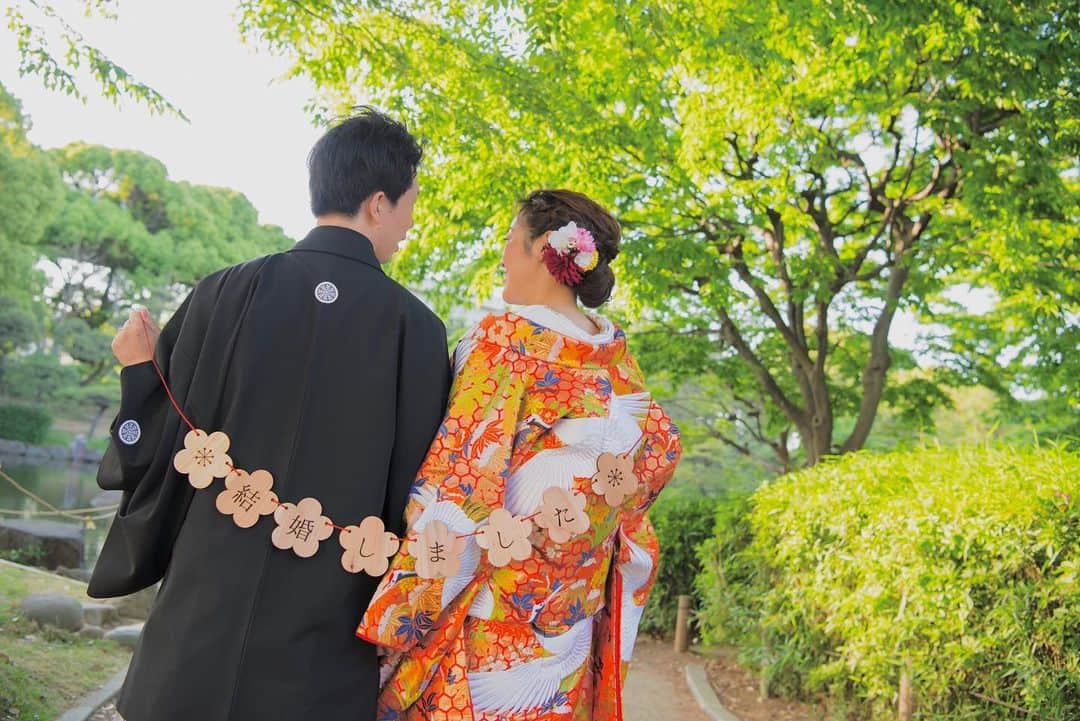 晴レの日｜HARENOHIのインスタグラム：「〜〜本格和装撮影が49,800円から！！〜〜﻿ ﻿ 浅草の魅力を存分に味わえる撮影体験☆﻿ 最高級の和装で他とは違うワンランク上の贅沢☆﻿ メイクもセアセットもHARENOHIにお任せ☆﻿ 和装小物貸出無限大！あなたのわがまま叶えます☆﻿ ﻿ お問い合わせはこちら↓﻿ https://www.photorait.net/studio/201430﻿ ﻿ お電話でもご予約承ります↓﻿ 03-6721-5547﻿ ﻿ ・﻿ ・﻿ ・﻿ ﻿ 「結婚しました」 ガーランドを使ってステキな1枚に🌼 ﻿ #HARENOHI #晴レの日 #浅草 #asakusa #浅草寺 #sensoji #雷門 #kaminarimon #西参道商店街 #人力車 #jinrikisha #スカイツリー #skytree #結婚式 #wedding #和婚 #前撮り #花嫁 #プレ花嫁 #和装 #和服 #色打掛 #紋付 #カップル #夫婦 #couple #instagood #love #followme」