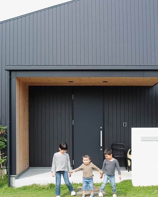 ソラマド香川のインスタグラム：「片流れ屋根のソラマドの家。 ・ 黒い外壁と板張りがマッチ！ 落ち着きある外観のソラマドの家となっております。 ・ ・ --★--------------------------------★-- 「ソラマドの家」資料請求はこちら →@request.soramadokagawa 「ソラマドの家」施工例はこちら →@soramado_kagawa --★--------------------------------★-- ・ ・ #soramado #ソラマド #ソラマドの家 #ソラマドキッチン #インテリア #マイホーム #モデルハウス #家づくり #リフォーム #中庭のある家 #中庭 #設計 #設計事務所 #注文住宅 #施工事例 #自然素材 #住まい #平屋 #平屋暮らし #木の家 #おしゃれな家 #暮らし #漆喰 #螺旋階段 #香川の家 #宇多津町 #センコー産業 #ソラマド香川 #香川県工務店 #香川工務店」