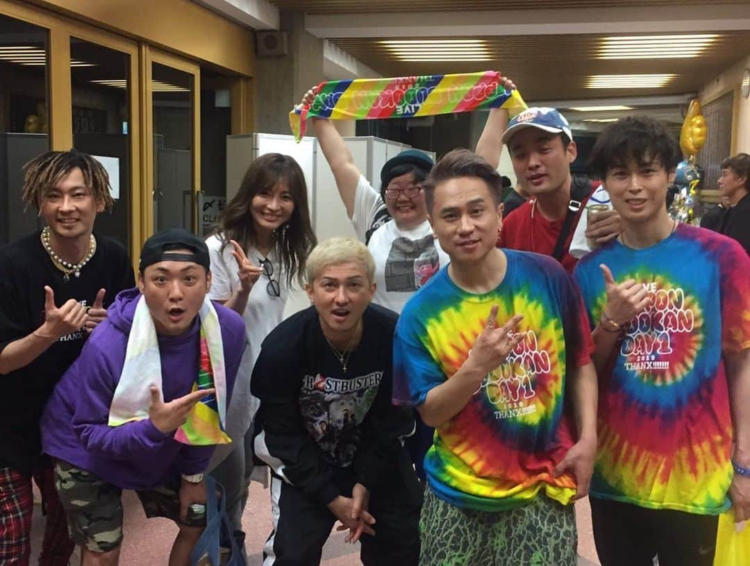 川口徹道さんのインスタグラム写真 - (川口徹道Instagram)「DA PUMPの #KIMI 君とご縁があり皆んなで #日本武道館 でのDA PUMP LIVE 見に行かせてもらいました👏  登場してからのお客さんの物凄い歓声に潤ってきてたKIMI君になんか胸がグッときてしまった 笑  8月に出る新曲は爆売れ間違い無し‼️ 最高だったぜ‼️ 兄弟〜✨✨✨👍 #DAPUMP #dapump #バイーンダンス  #issa さん @issa_hentona #kimi 君 @kimi_da_pump #yori さん @yori_dp #tomo さん @dp_tomo0561 #BOB 君 @bob_yoshikazu #新山千春 さん @niiyama_chiharu  #ひとみ @hitomi.boo #てつみち #よしもと #スカブラ #人類皆兄弟 #兄弟」6月15日 15時58分 - tetsumichi0609