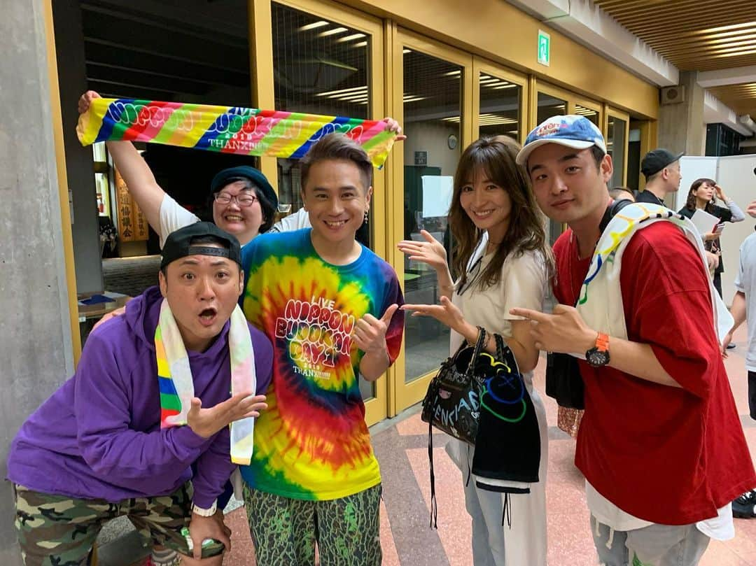 川口徹道さんのインスタグラム写真 - (川口徹道Instagram)「DA PUMPの #KIMI 君とご縁があり皆んなで #日本武道館 でのDA PUMP LIVE 見に行かせてもらいました👏  登場してからのお客さんの物凄い歓声に潤ってきてたKIMI君になんか胸がグッときてしまった 笑  8月に出る新曲は爆売れ間違い無し‼️ 最高だったぜ‼️ 兄弟〜✨✨✨👍 #DAPUMP #dapump #バイーンダンス  #issa さん @issa_hentona #kimi 君 @kimi_da_pump #yori さん @yori_dp #tomo さん @dp_tomo0561 #BOB 君 @bob_yoshikazu #新山千春 さん @niiyama_chiharu  #ひとみ @hitomi.boo #てつみち #よしもと #スカブラ #人類皆兄弟 #兄弟」6月15日 15時58分 - tetsumichi0609